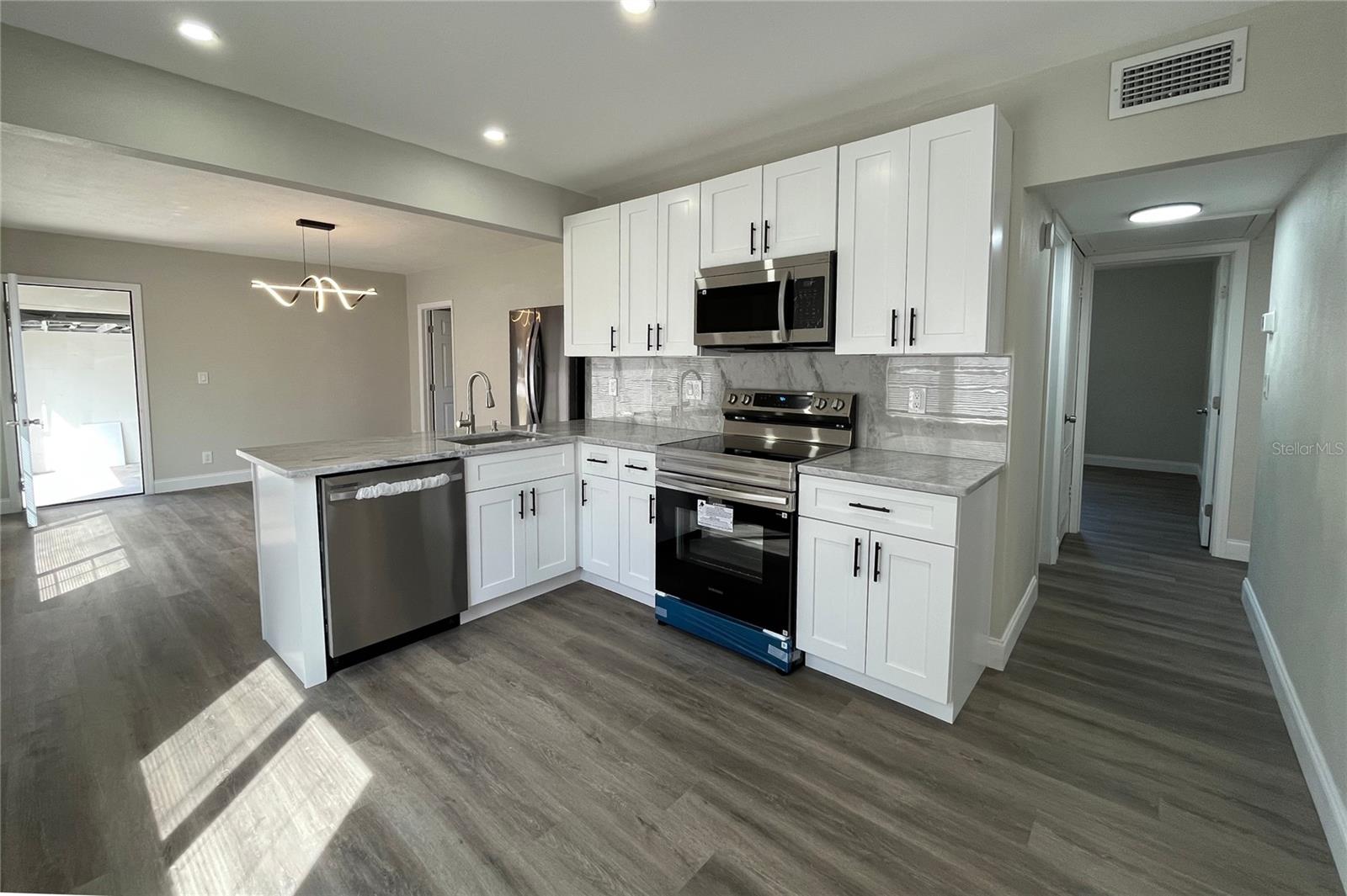 Listing photo id 5 for 4263 7th Avenue N