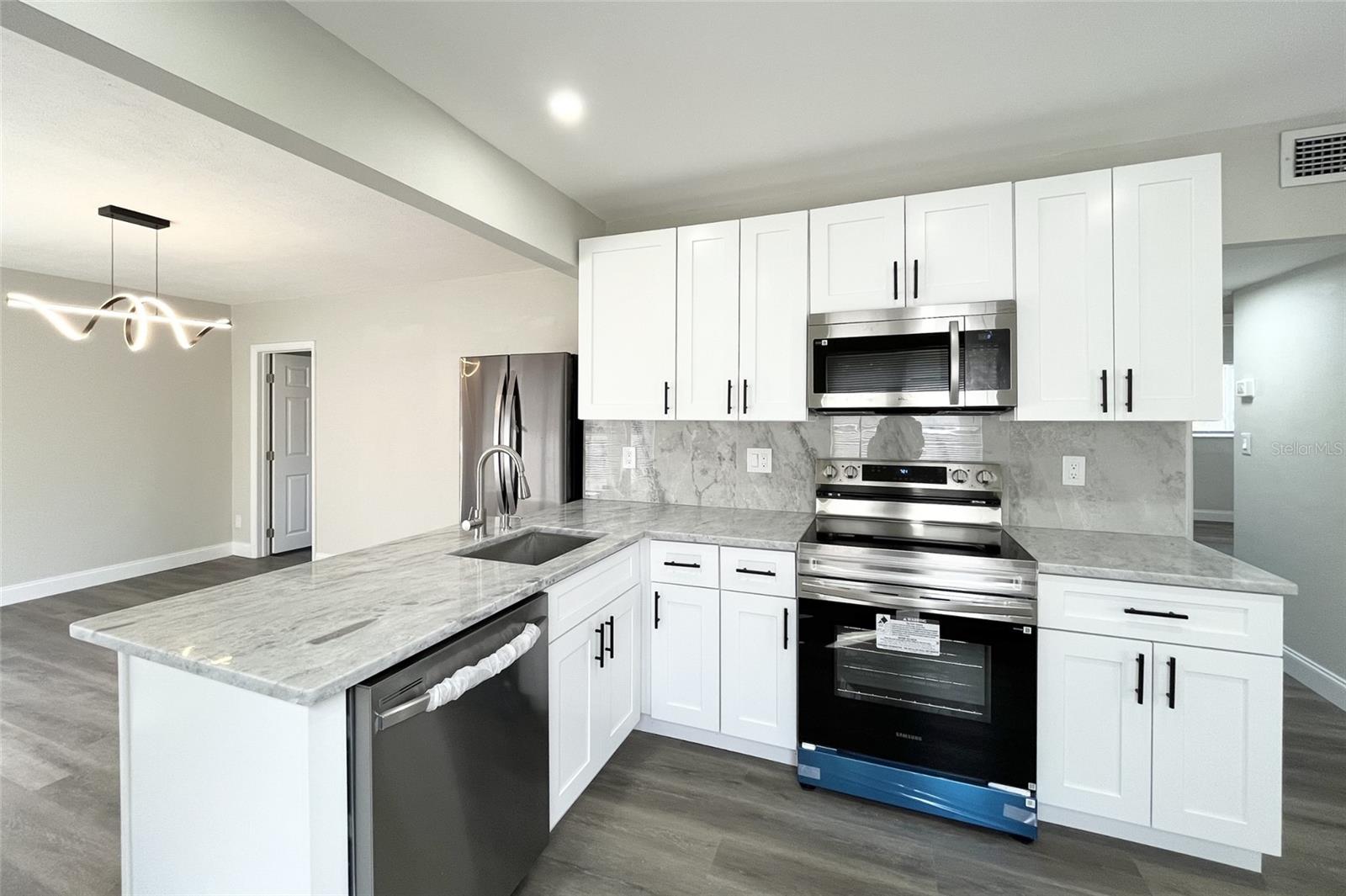 Listing photo id 6 for 4263 7th Avenue N