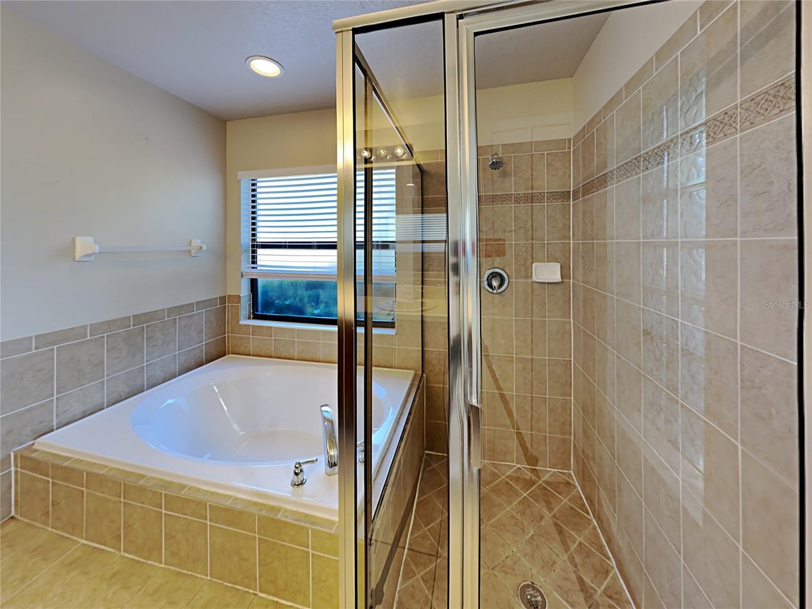 Image 14 of 19 For 2004 Abbey Trace Drive