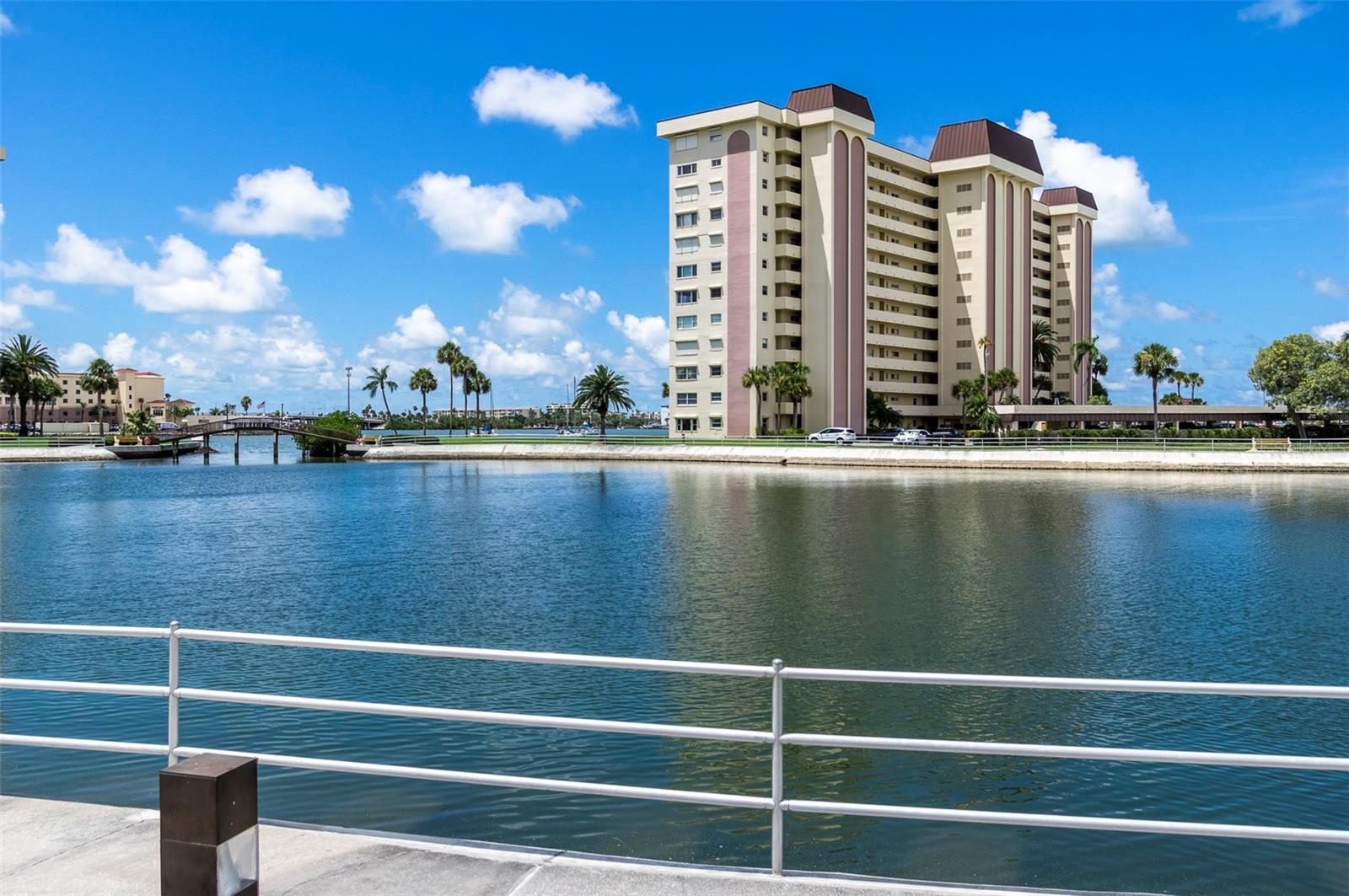 Image 21 of 46 For 4725 Cove Circle 207