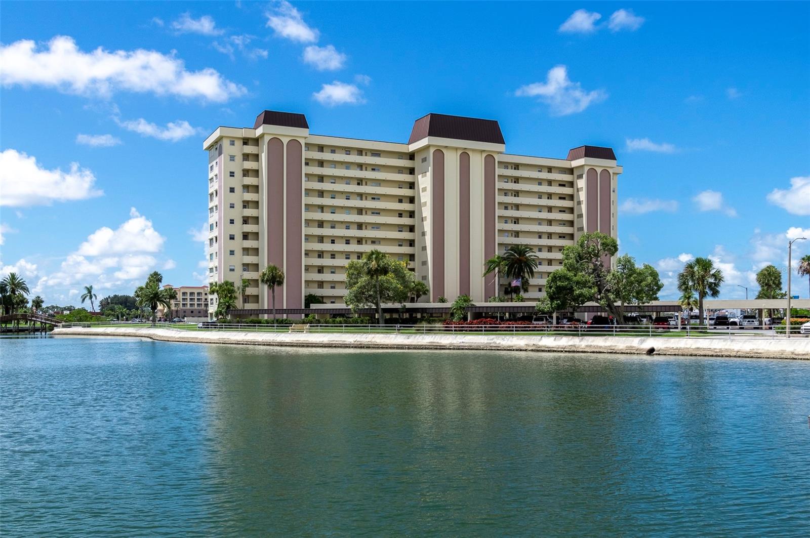 Image 33 of 46 For 4725 Cove Circle 207