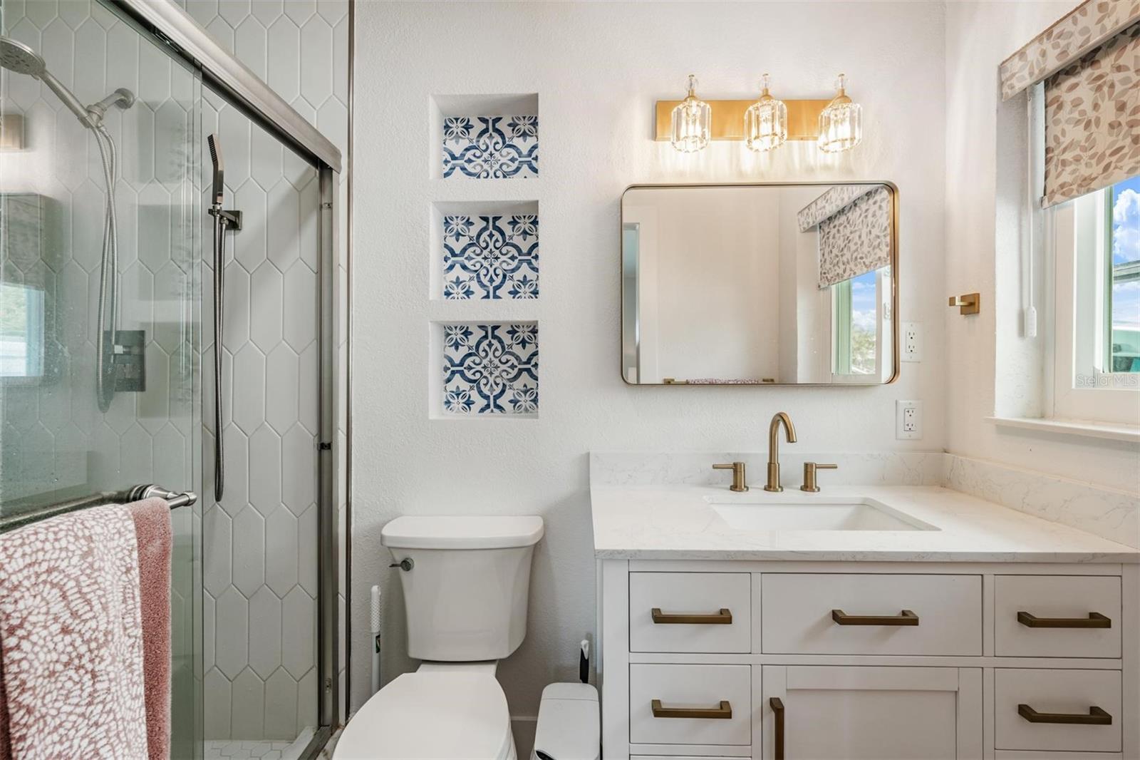 Image 15 of 39 For 11425 5th Street E