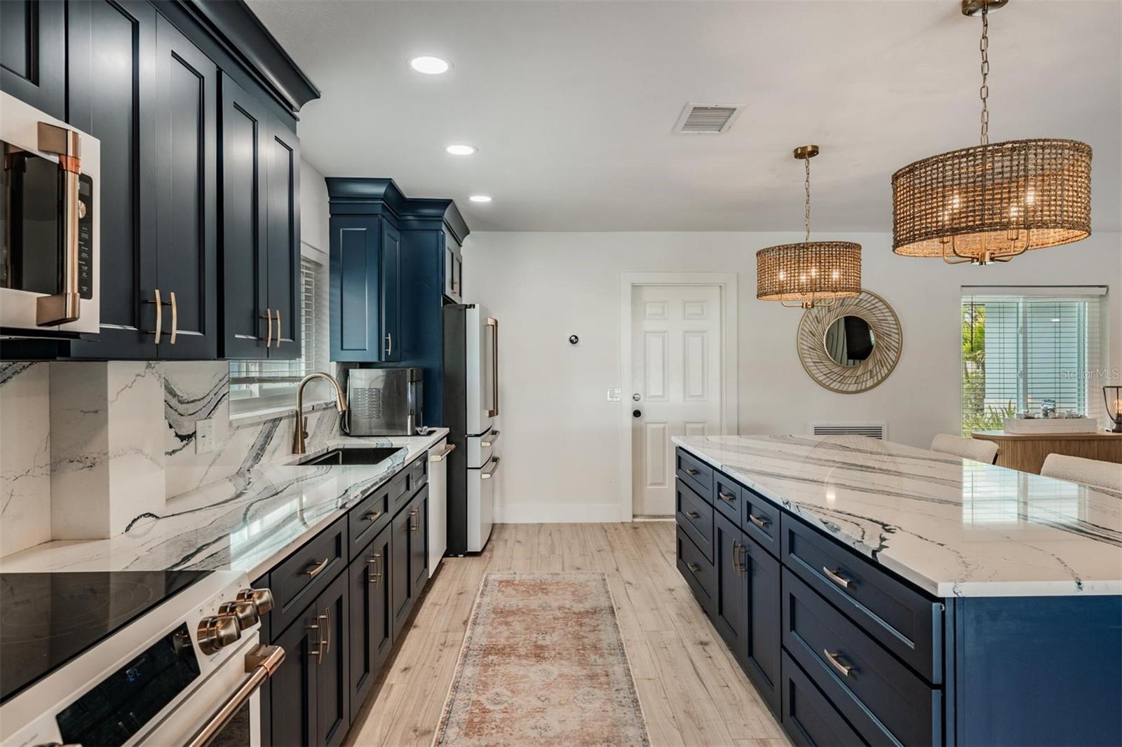 Image 7 of 39 For 11425 5th Street E