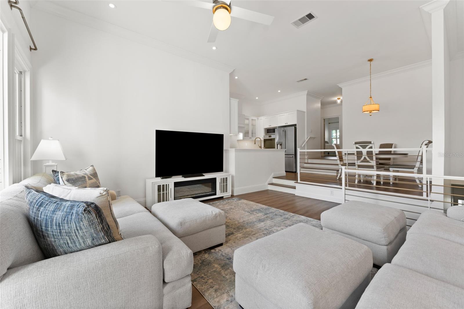 Image 7 of 44 For 625 Tropical Breeze Way