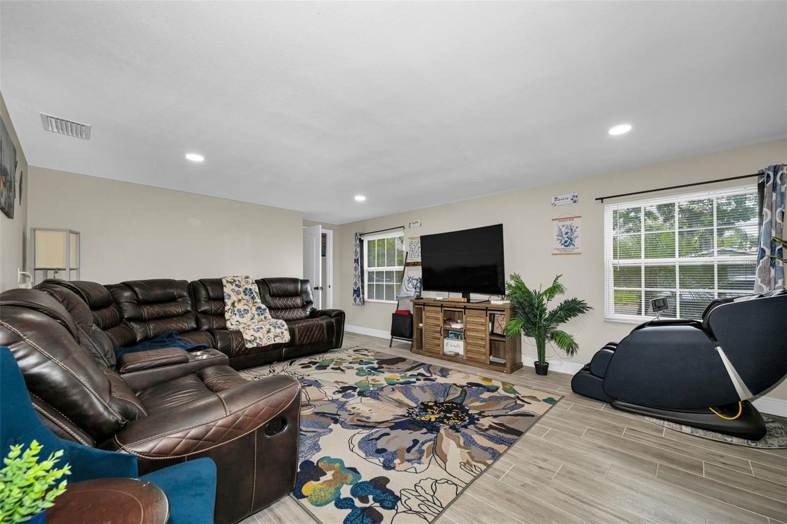 Image 4 of 32 For 801 Walnut Drive