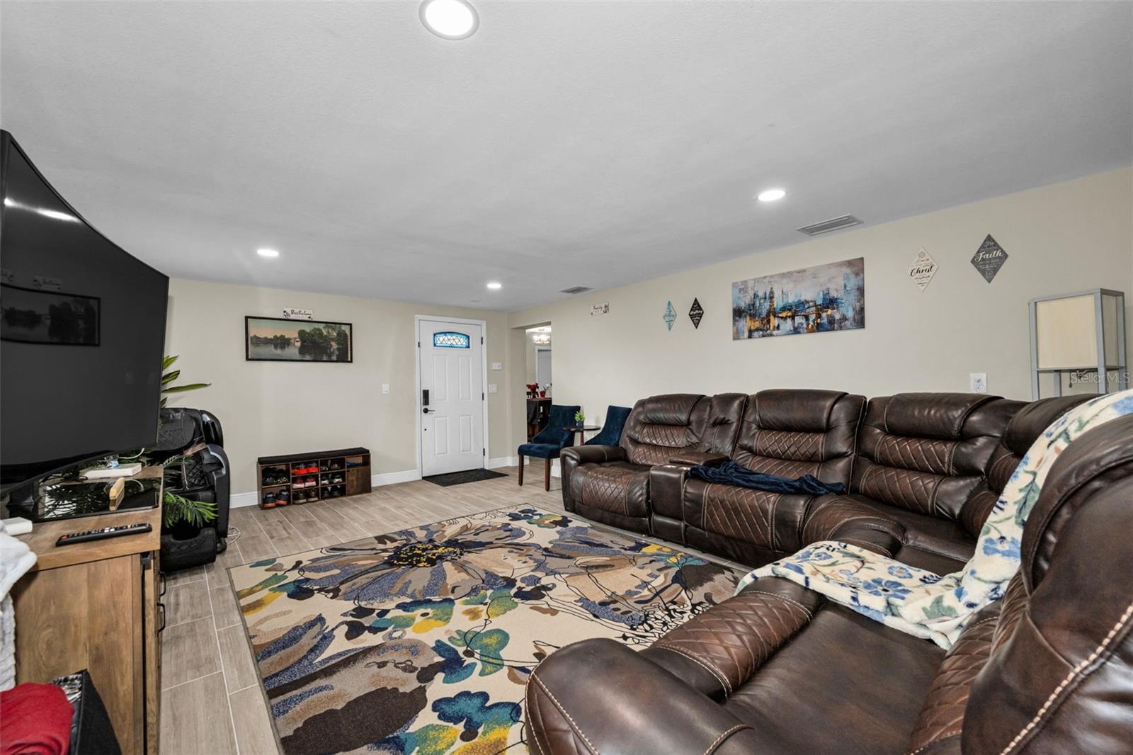 Image 5 of 32 For 801 Walnut Drive