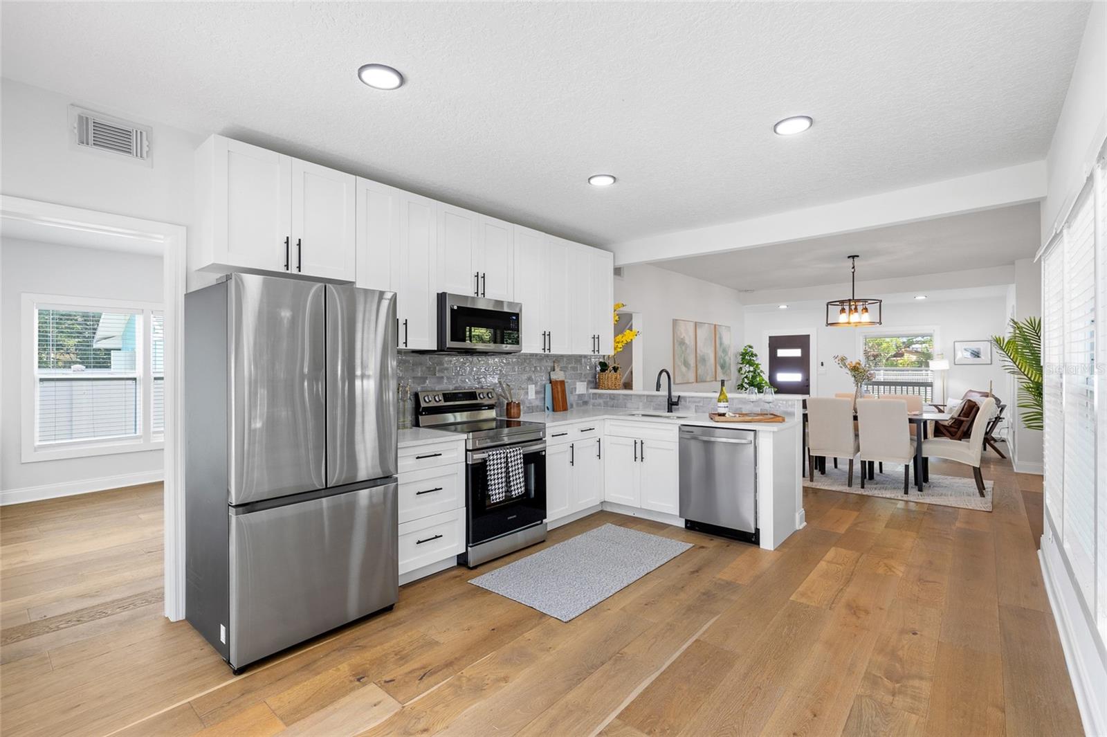 Image 17 of 53 For 718 34th Avenue S