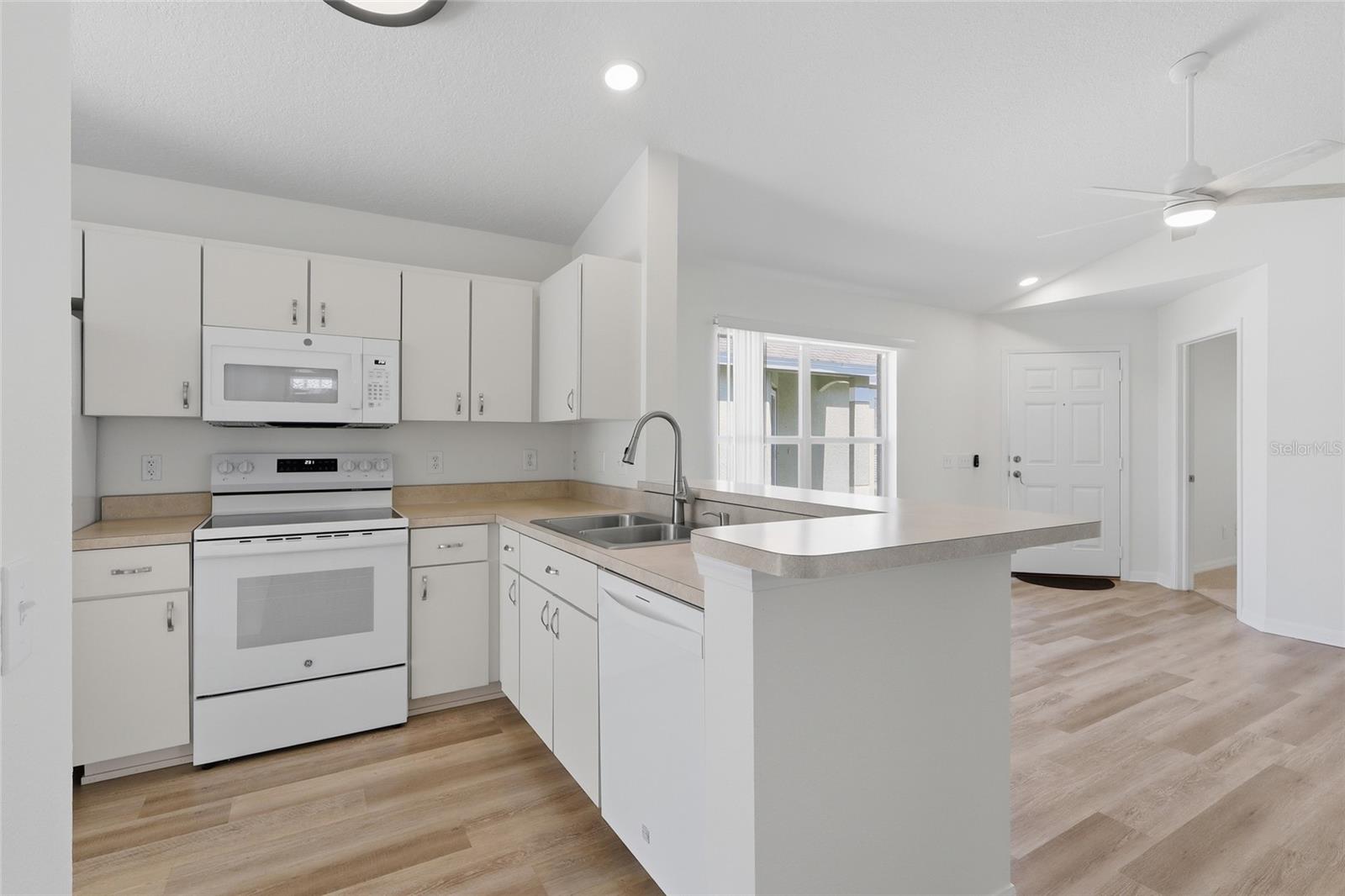 Image 3 of 25 For 4548 White Bay Circle