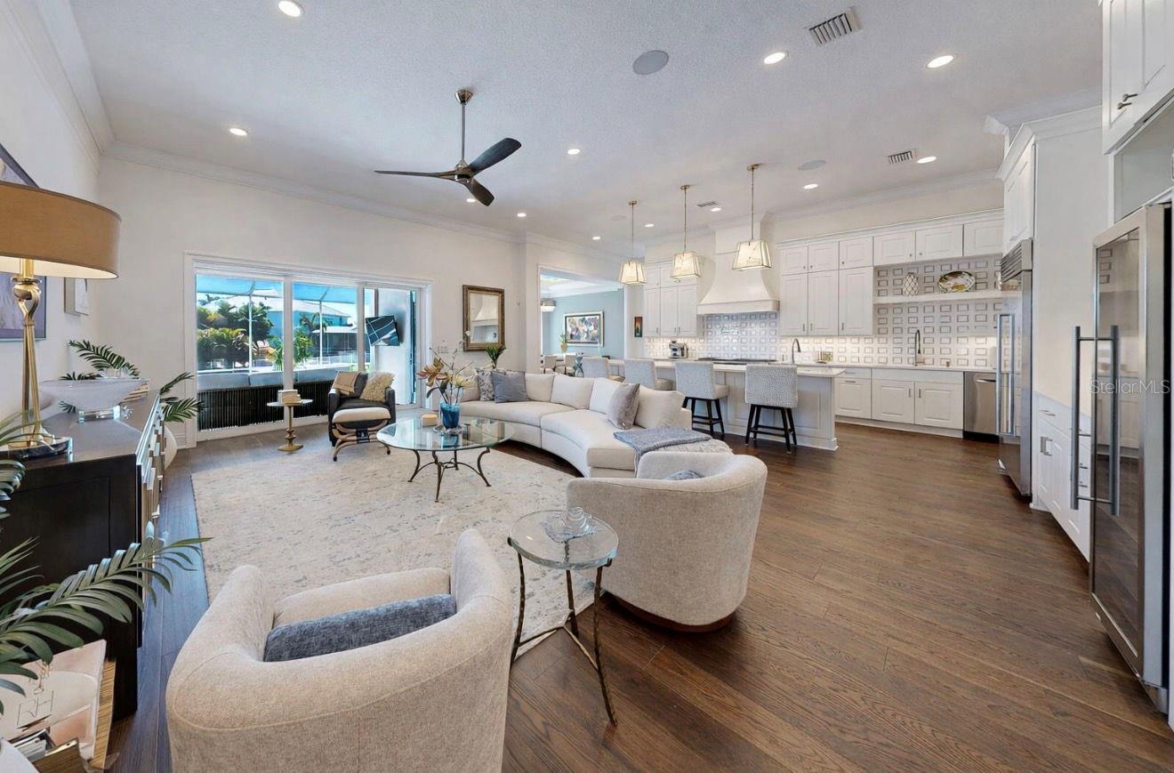 Listing photo id 10 for 716 Pinckney Drive