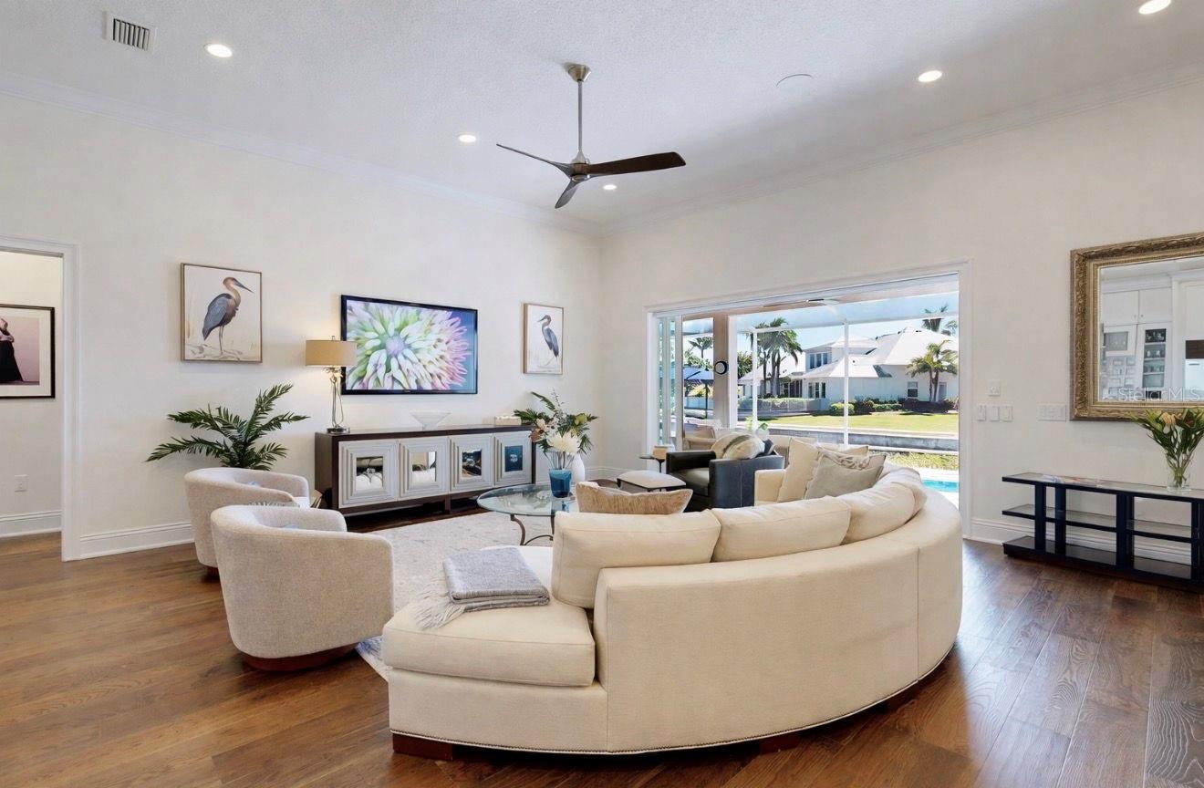 Listing photo id 13 for 716 Pinckney Drive