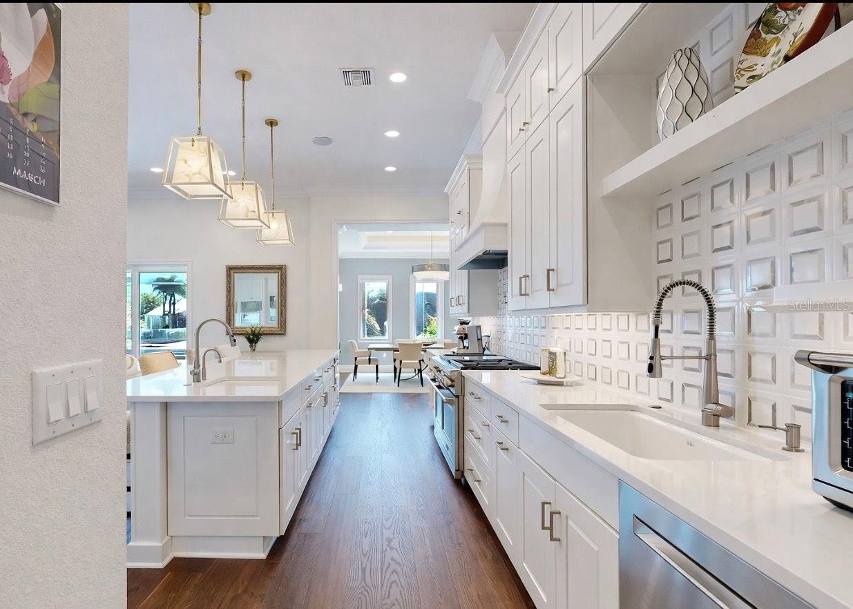 Listing photo id 15 for 716 Pinckney Drive