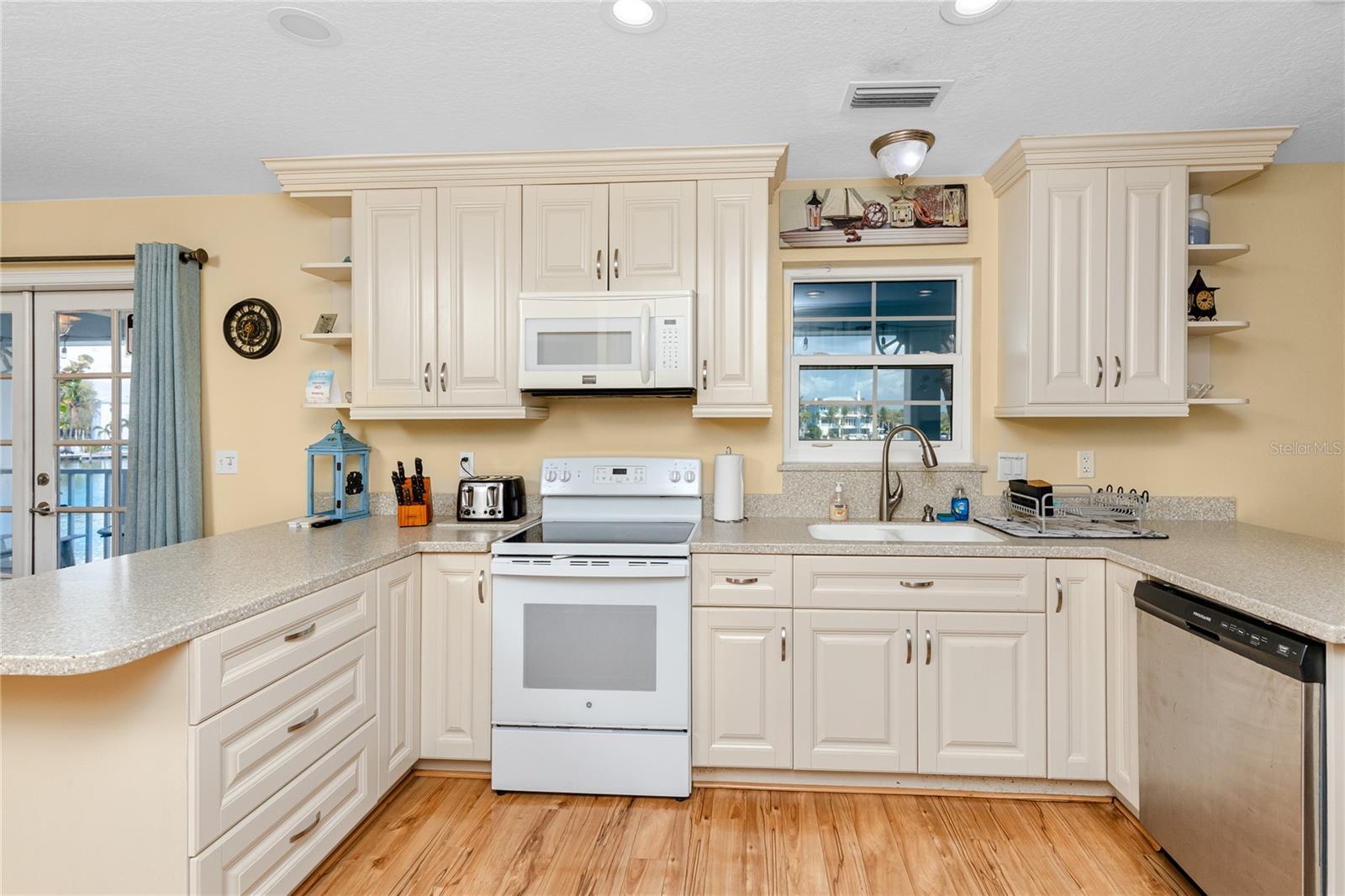 Image 6 of 64 For 2601 Bay Boulevard