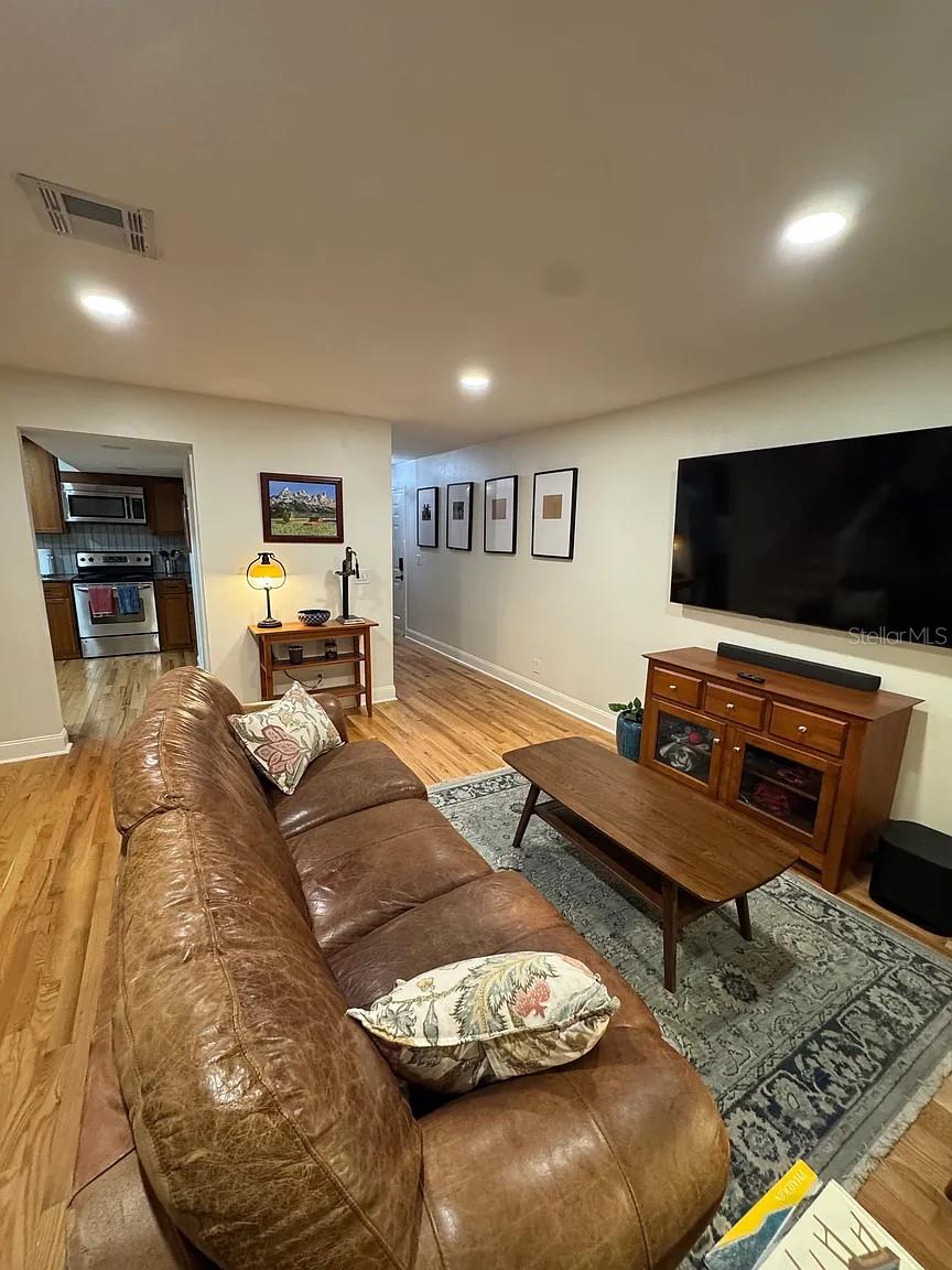 Image 13 of 45 For 606 Glen Avenue 9