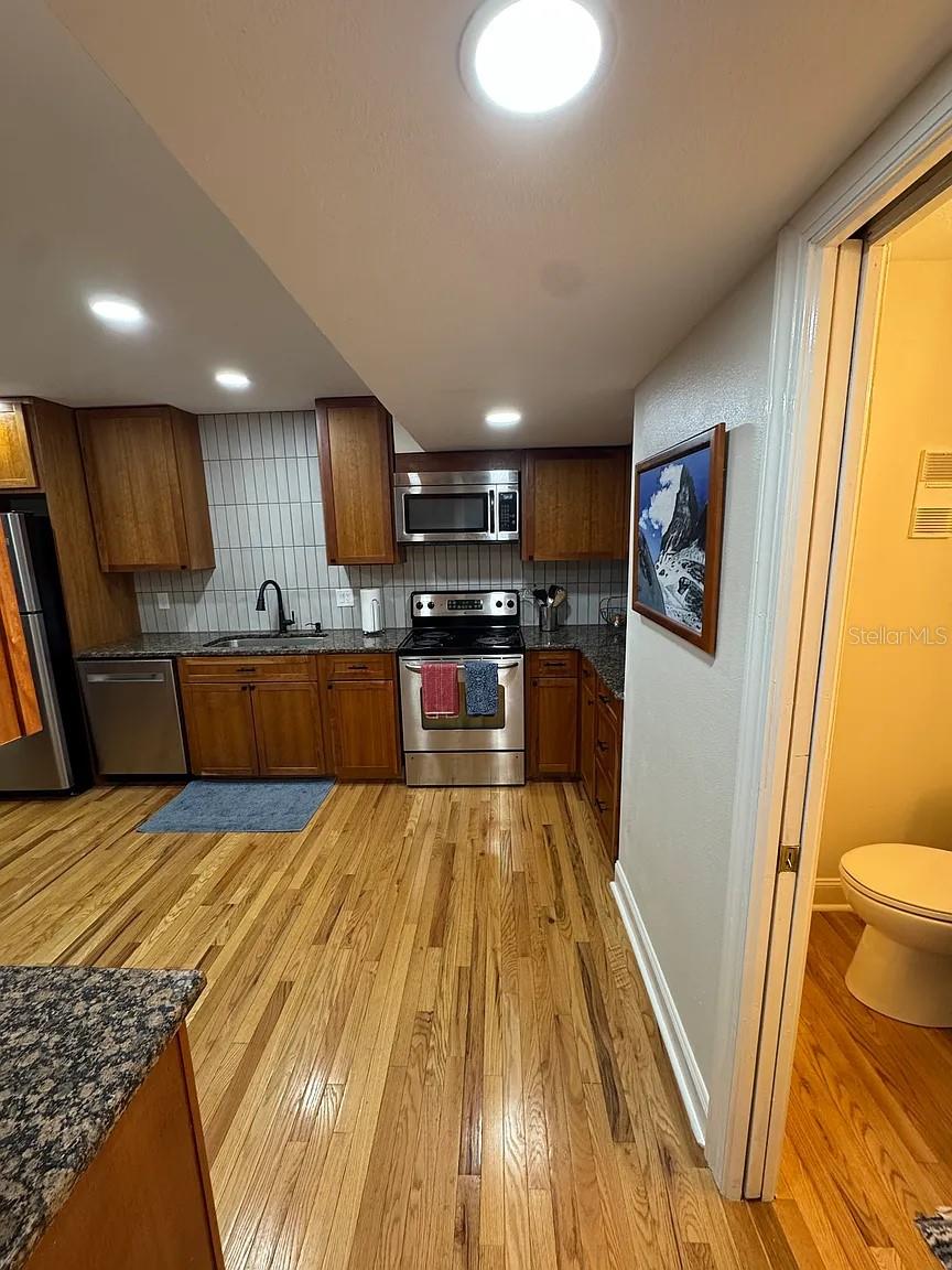 Image 16 of 45 For 606 Glen Avenue 9