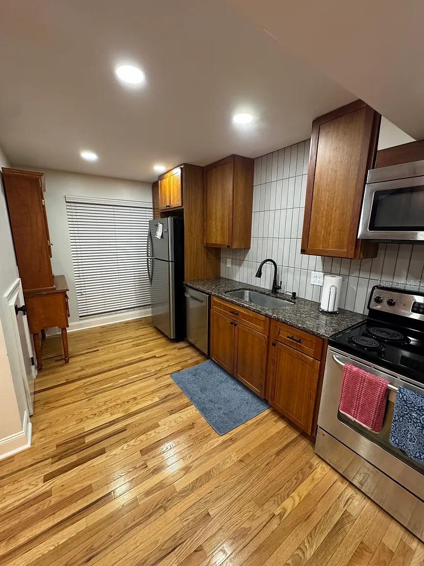 Image 18 of 45 For 606 Glen Avenue 9