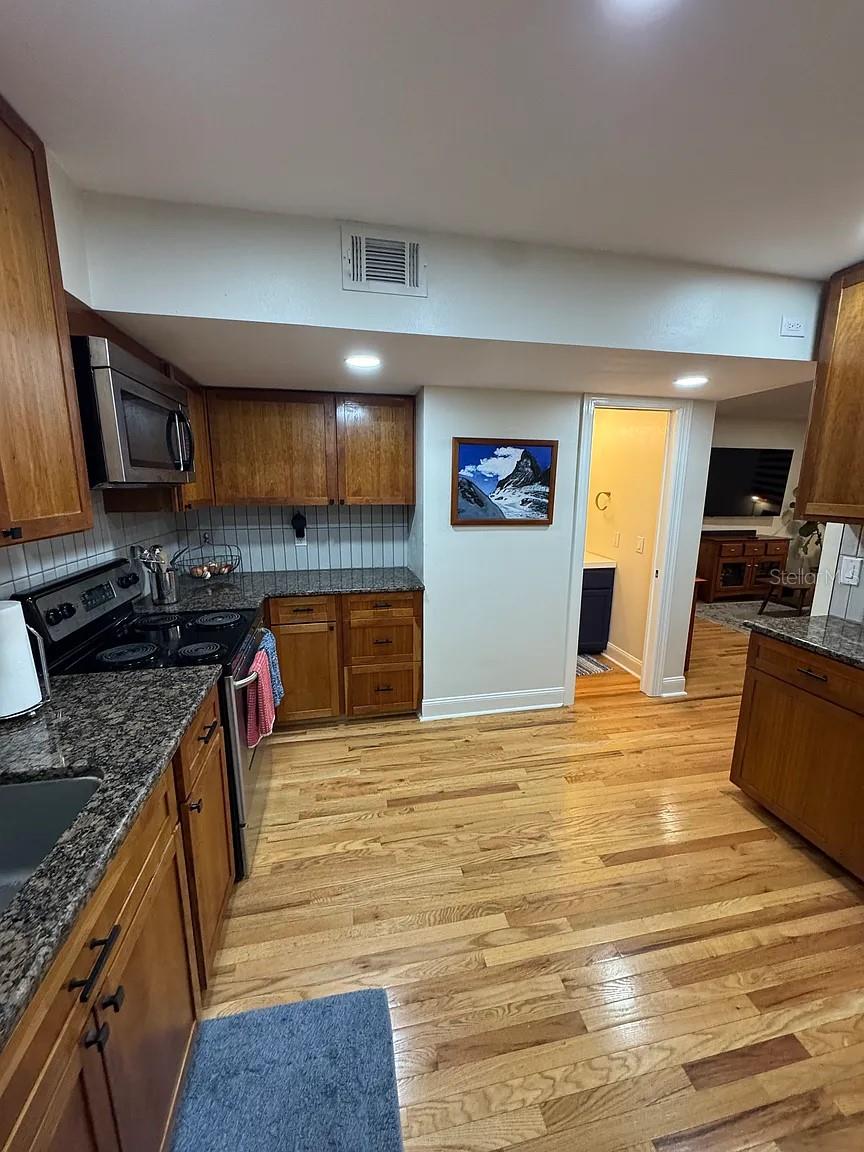 Image 20 of 45 For 606 Glen Avenue 9