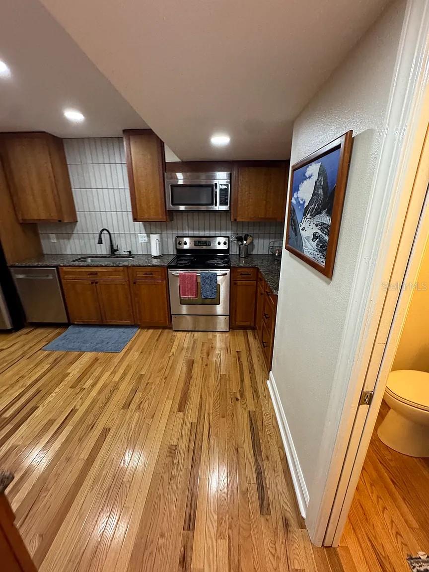 Image 21 of 45 For 606 Glen Avenue 9