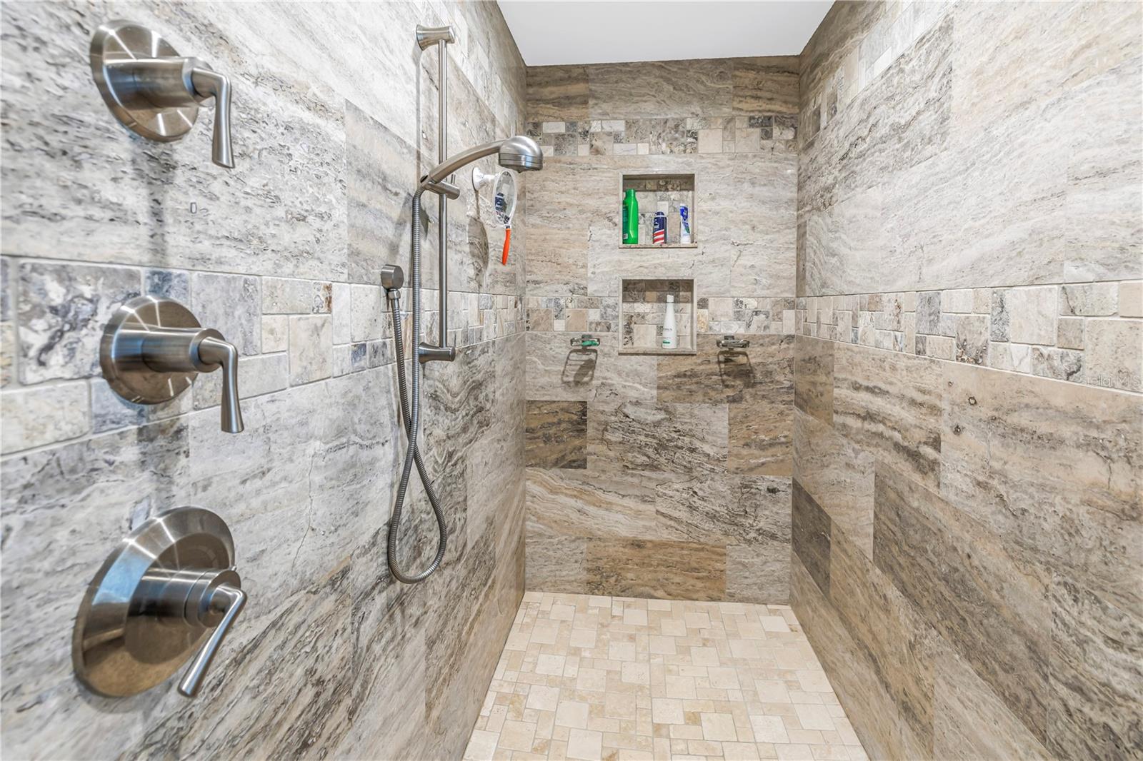 Image 18 of 47 For 1939 Hawaii Avenue Ne