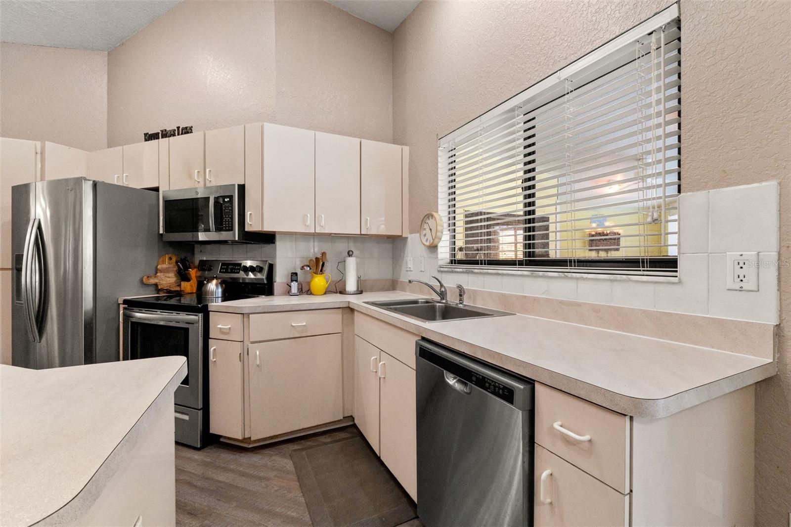 Image 15 of 50 For 13299 Don Loop