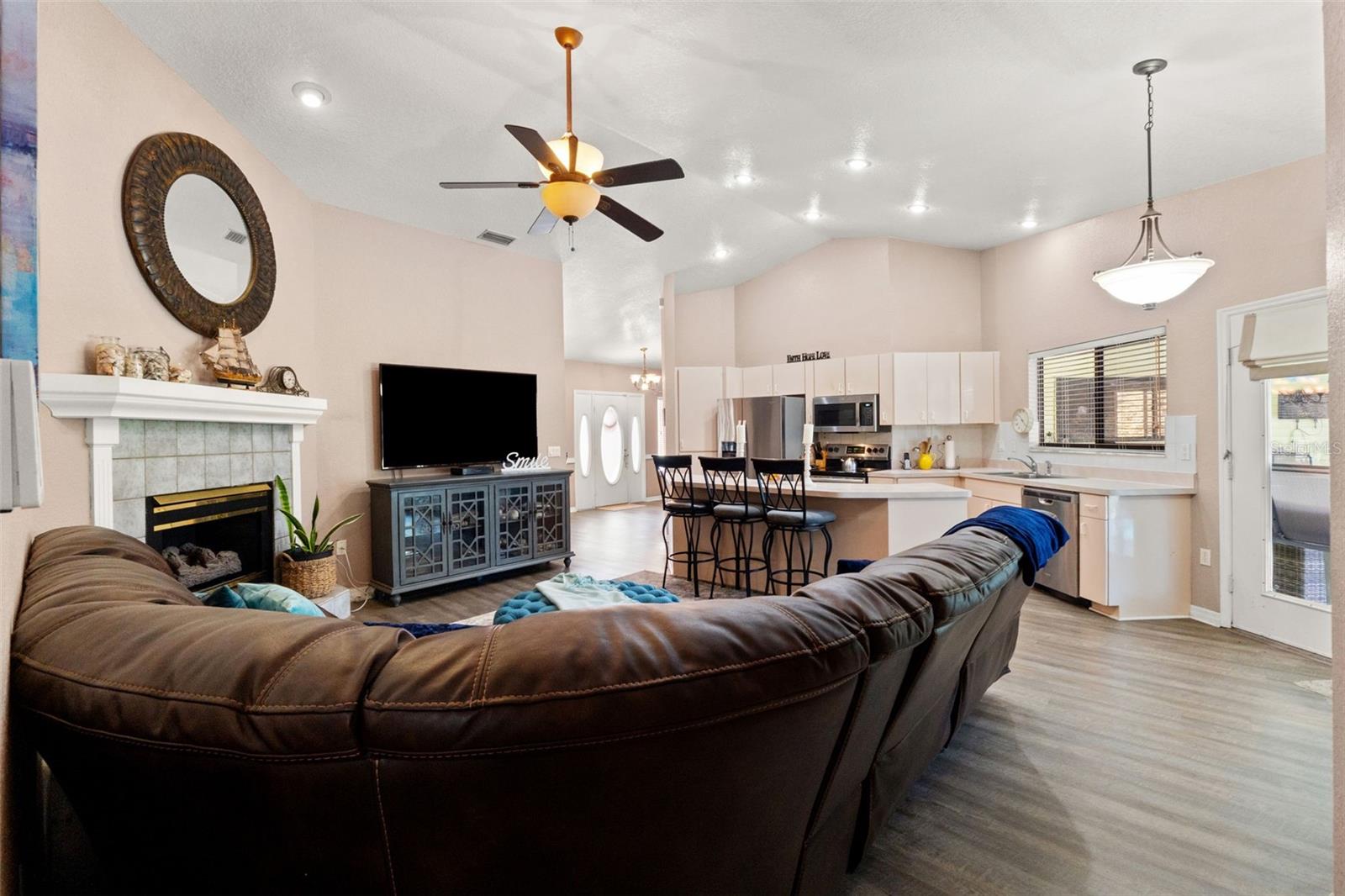 Image 19 of 50 For 13299 Don Loop