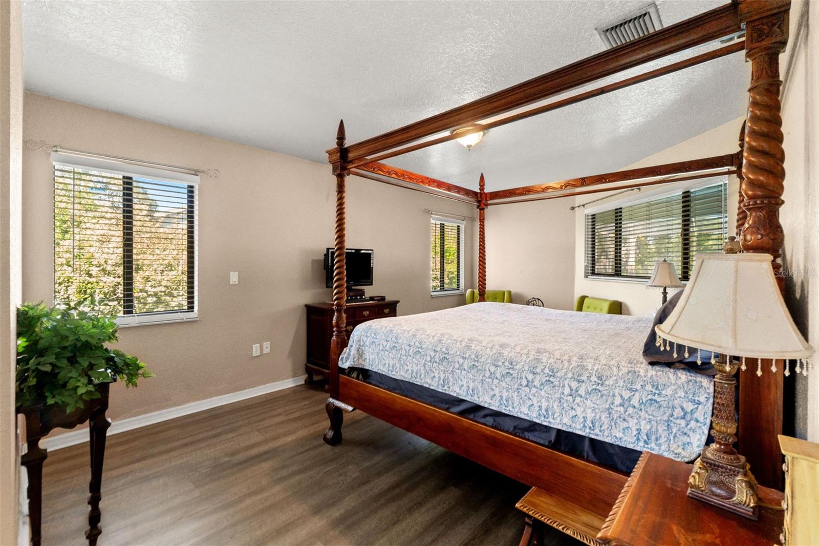 Image 21 of 50 For 13299 Don Loop