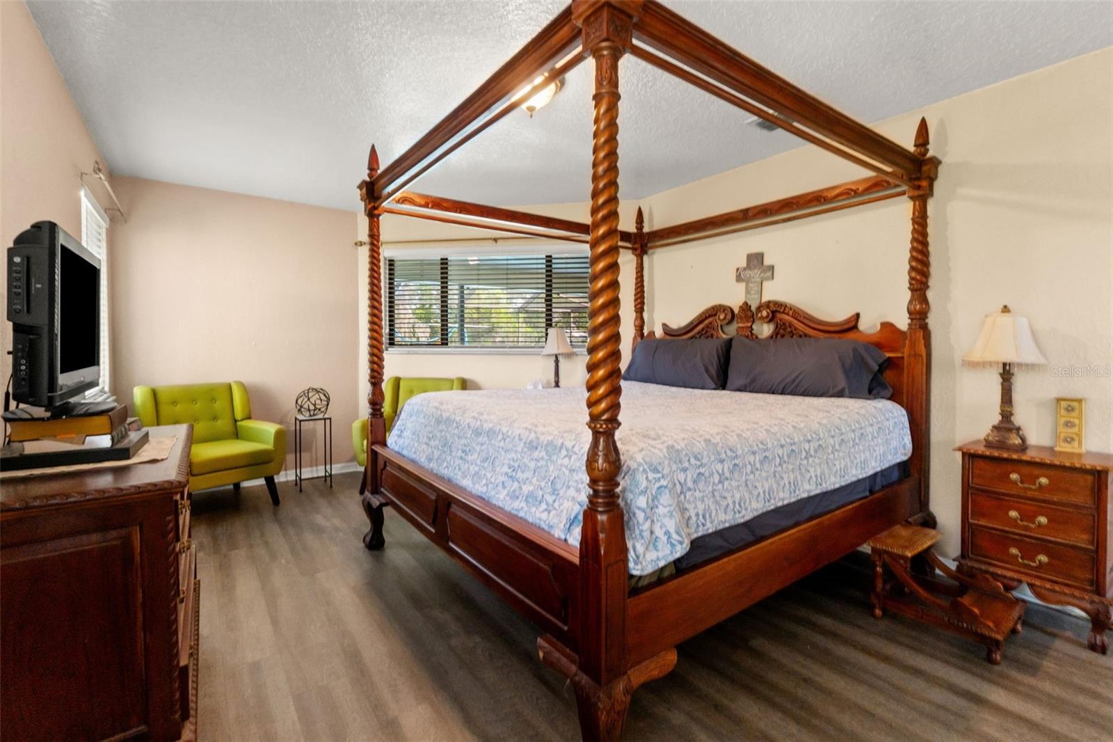 Image 22 of 50 For 13299 Don Loop