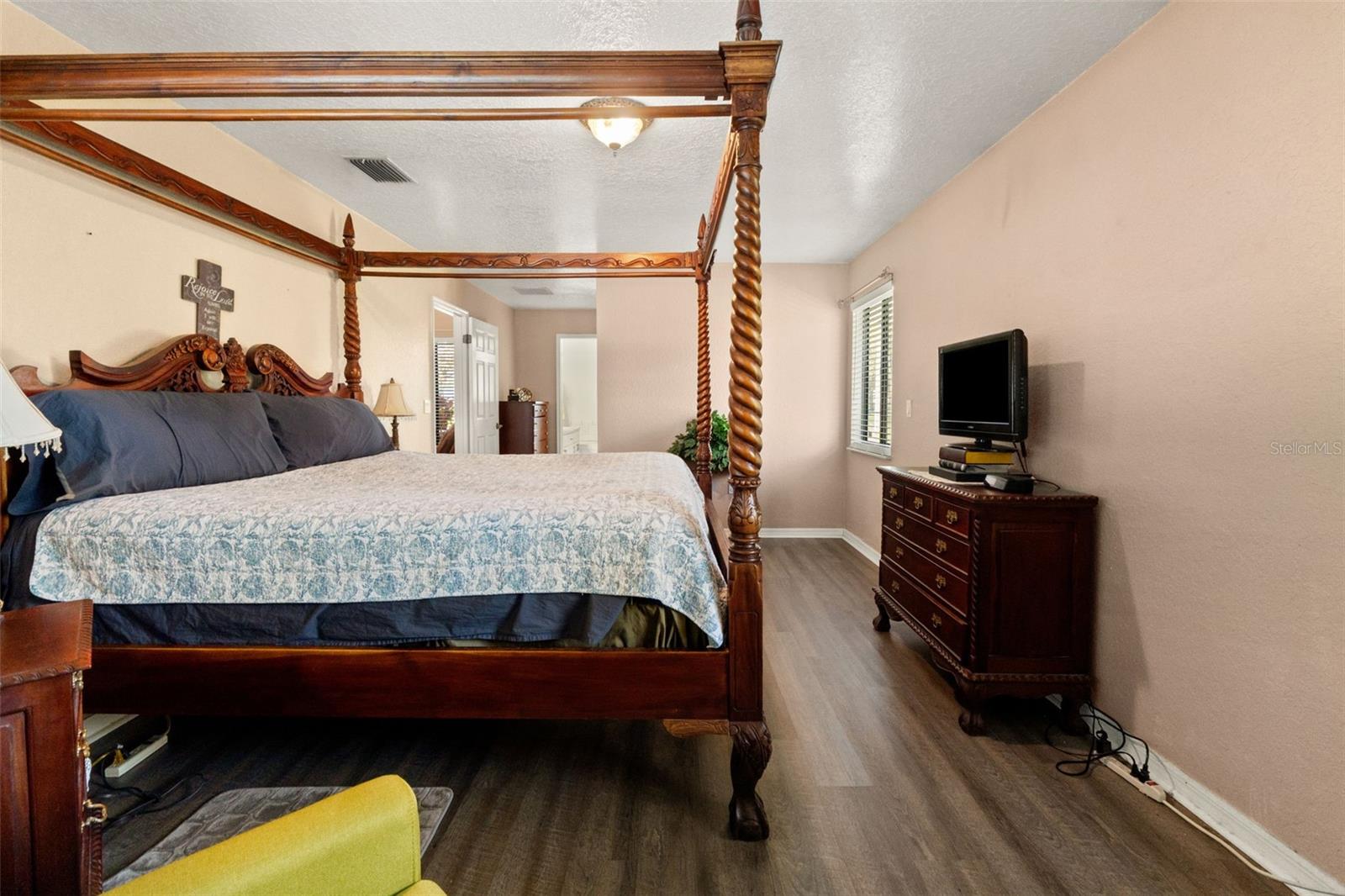 Image 23 of 50 For 13299 Don Loop