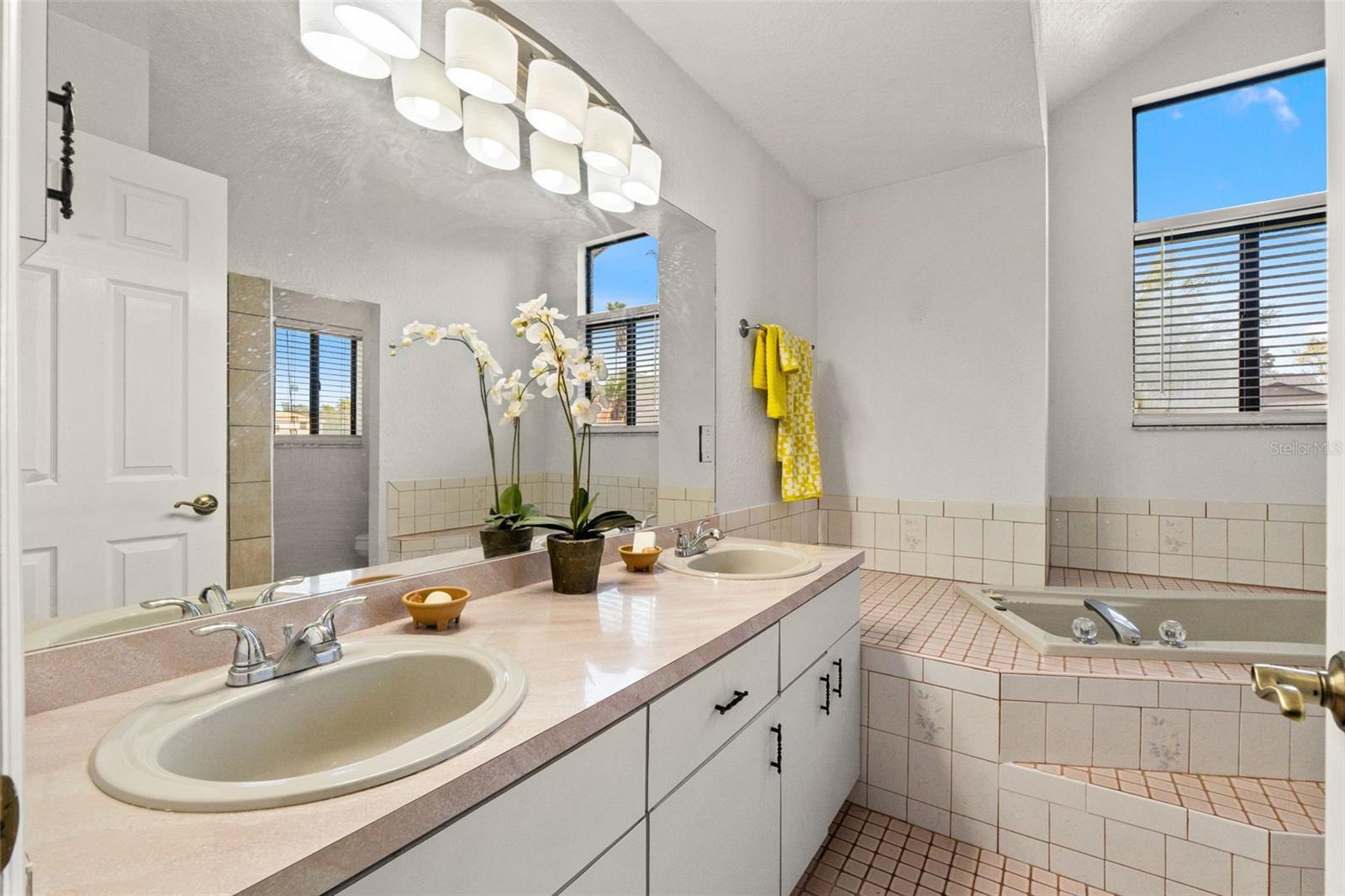 Image 24 of 50 For 13299 Don Loop