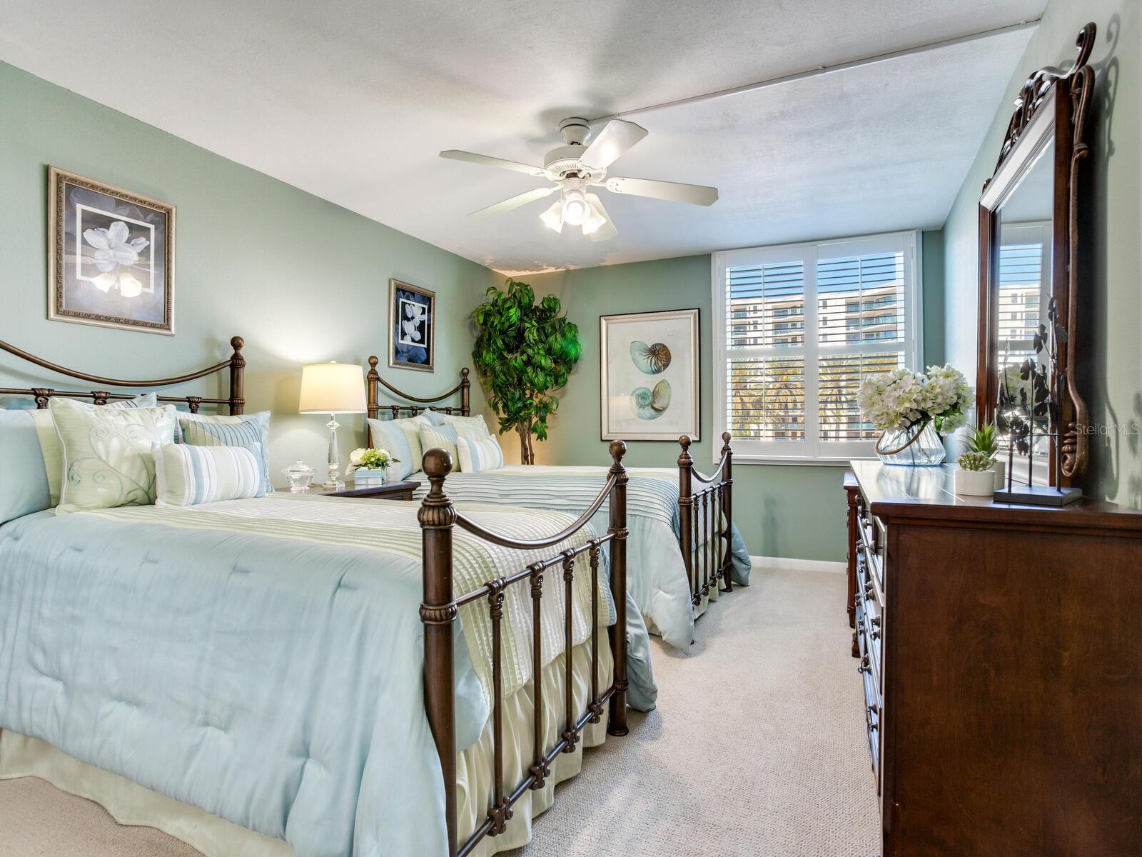 Image 11 of 84 For 660 Island Way 202