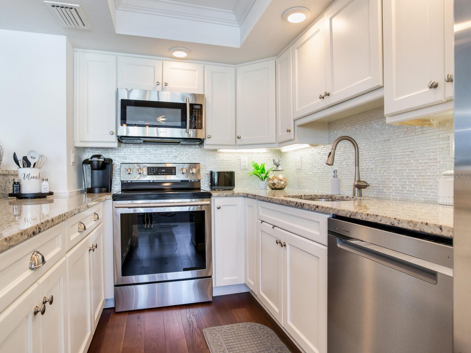 Image 22 of 84 For 660 Island Way 202