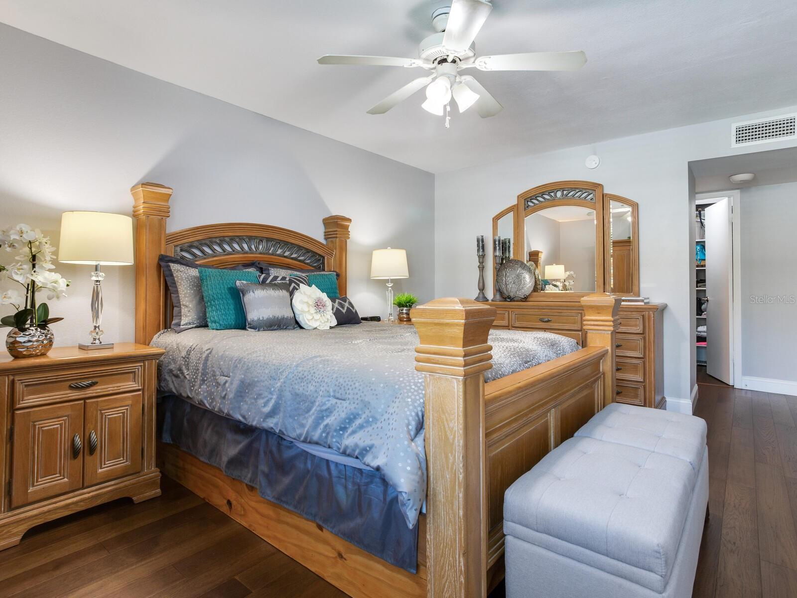 Image 32 of 84 For 660 Island Way 202