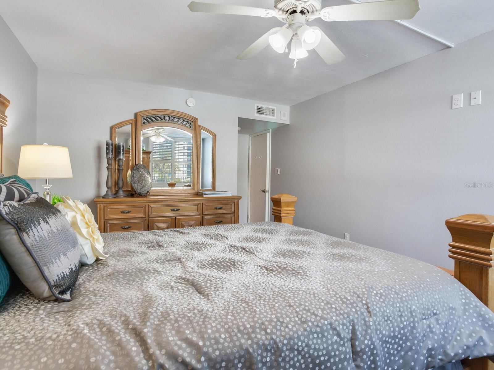 Image 33 of 84 For 660 Island Way 202