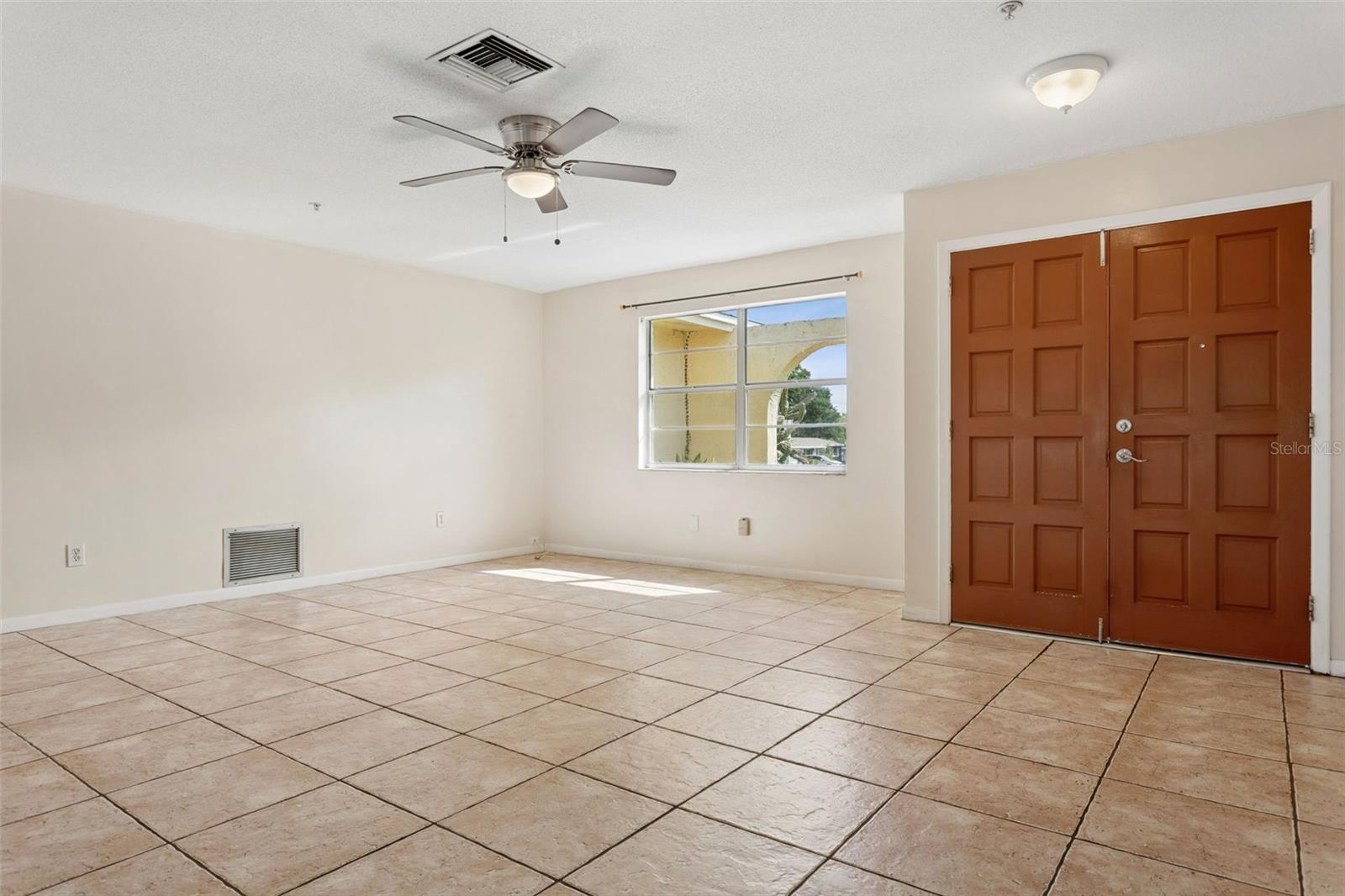 Image 4 of 35 For 1354 Buckingham Dr