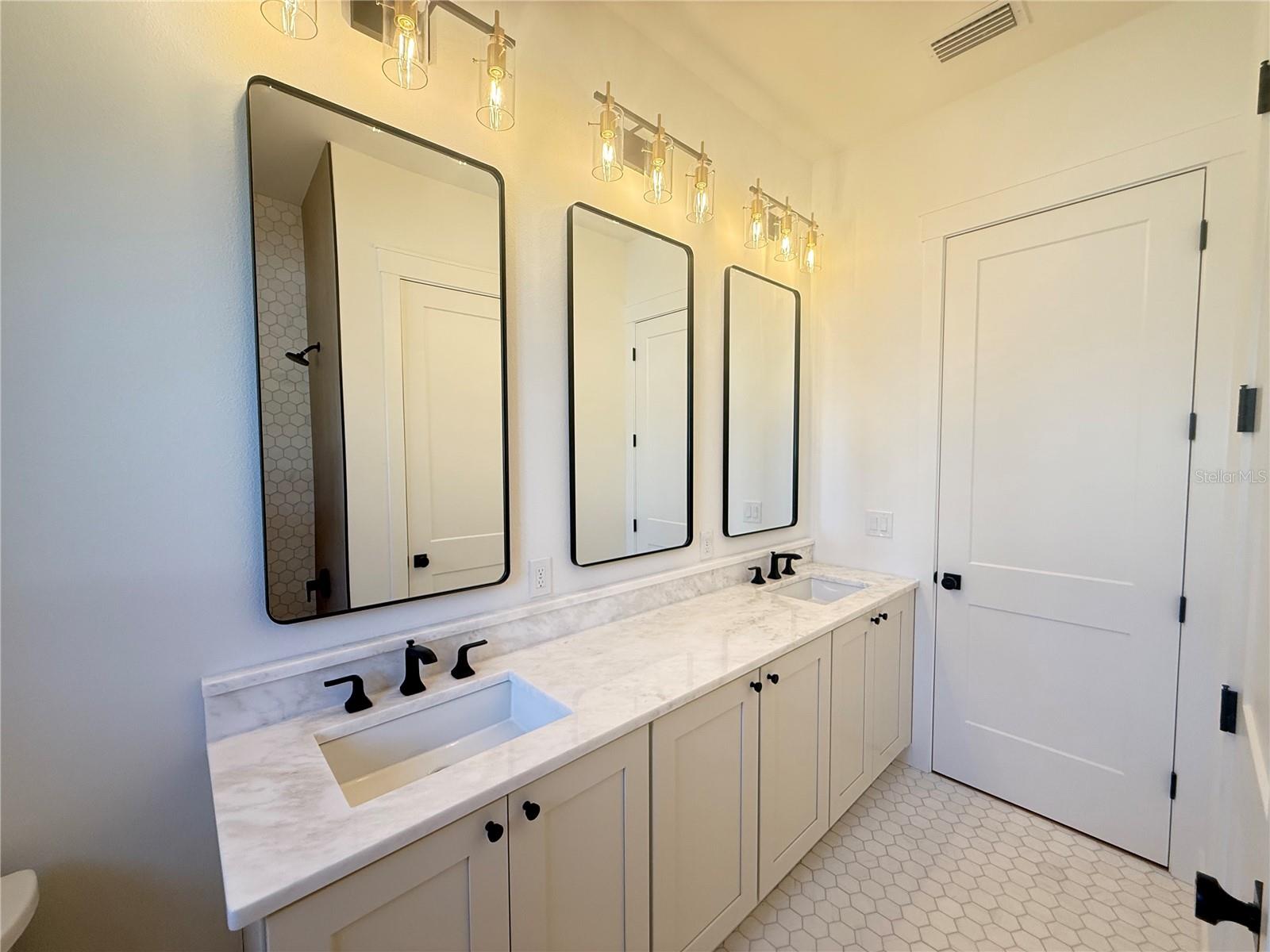 Image 20 of 23 For 4584 17th Avenue N