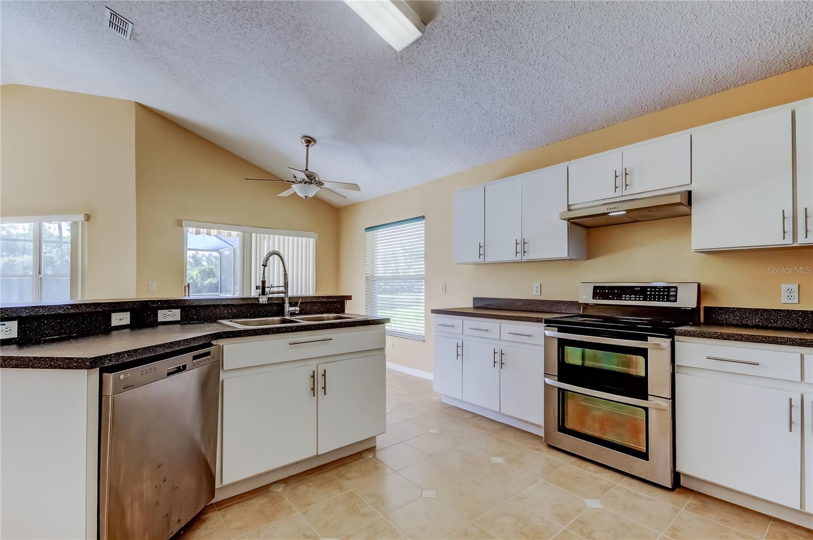 Listing photo id 11 for 10002 Oasis Palm Drive