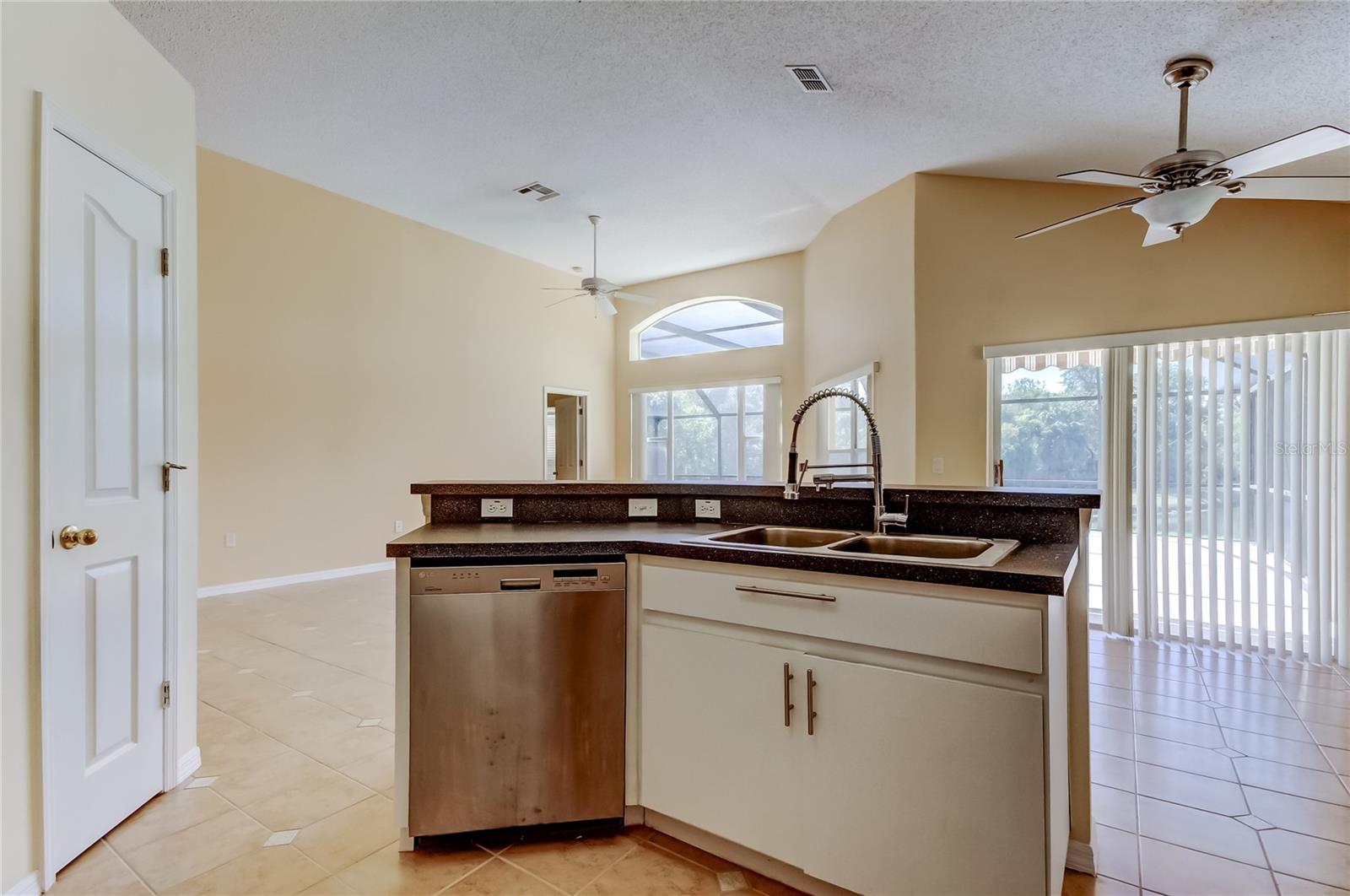 Listing photo id 17 for 10002 Oasis Palm Drive