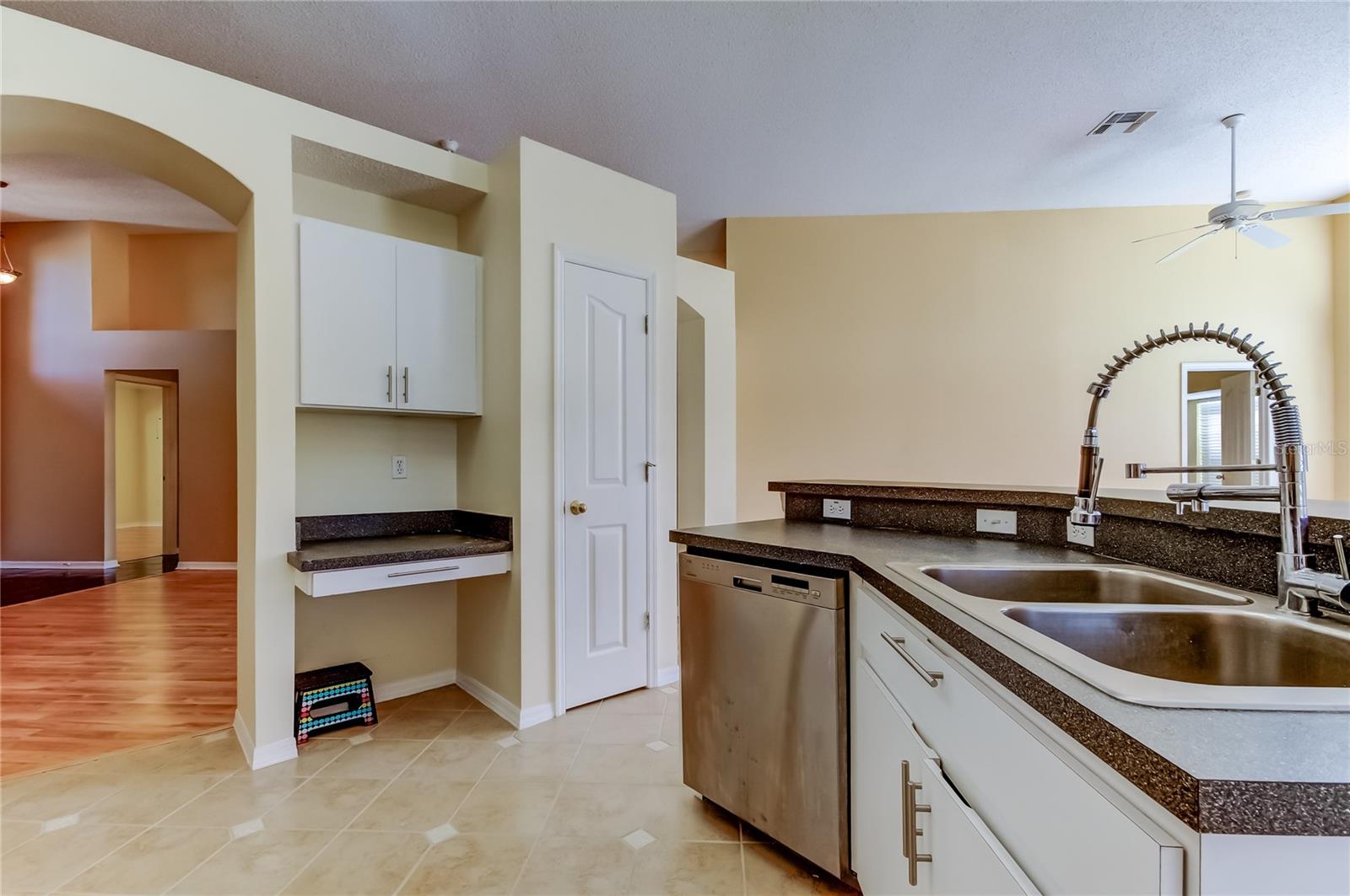 Listing photo id 18 for 10002 Oasis Palm Drive