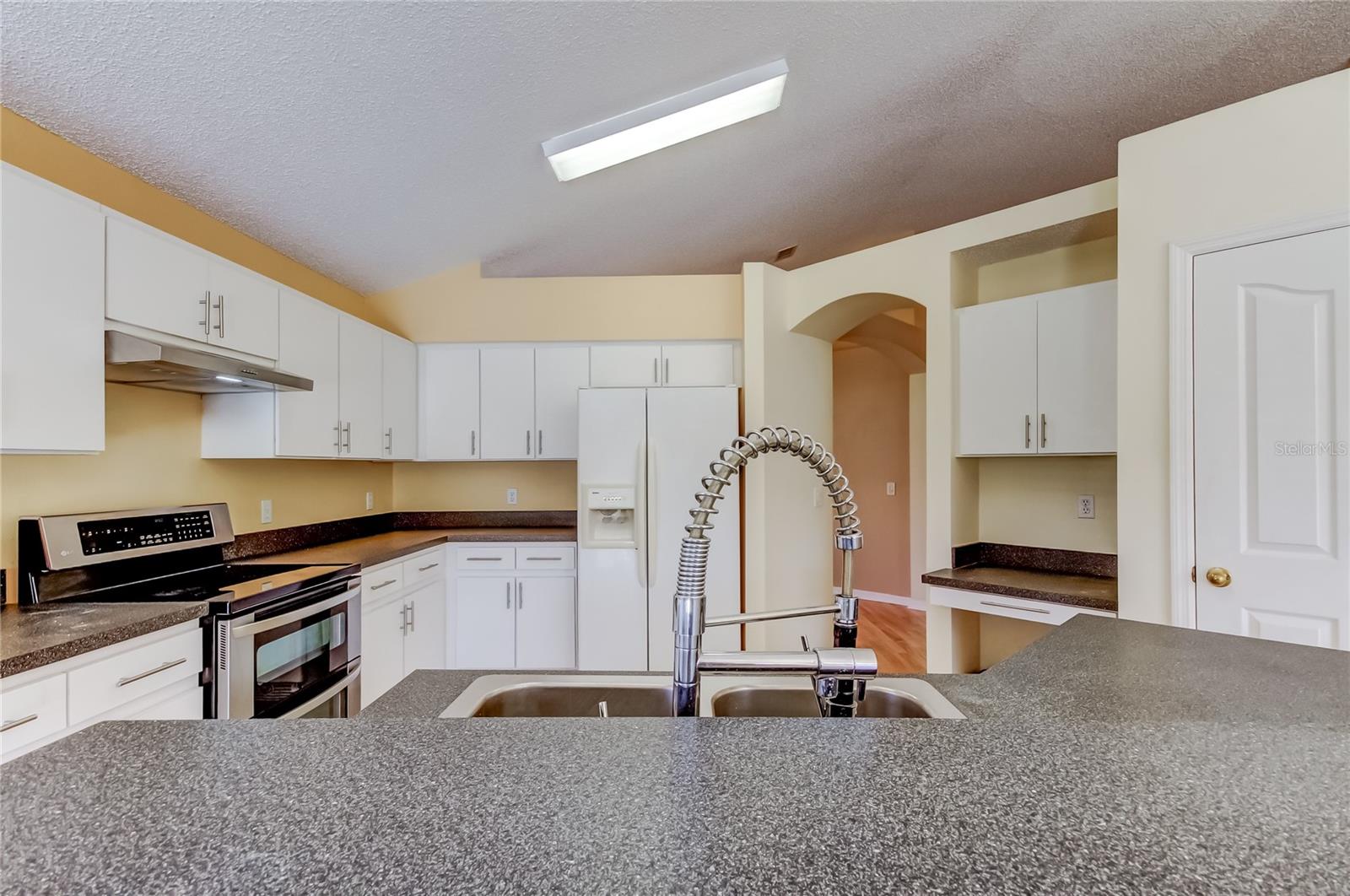 Listing photo id 20 for 10002 Oasis Palm Drive