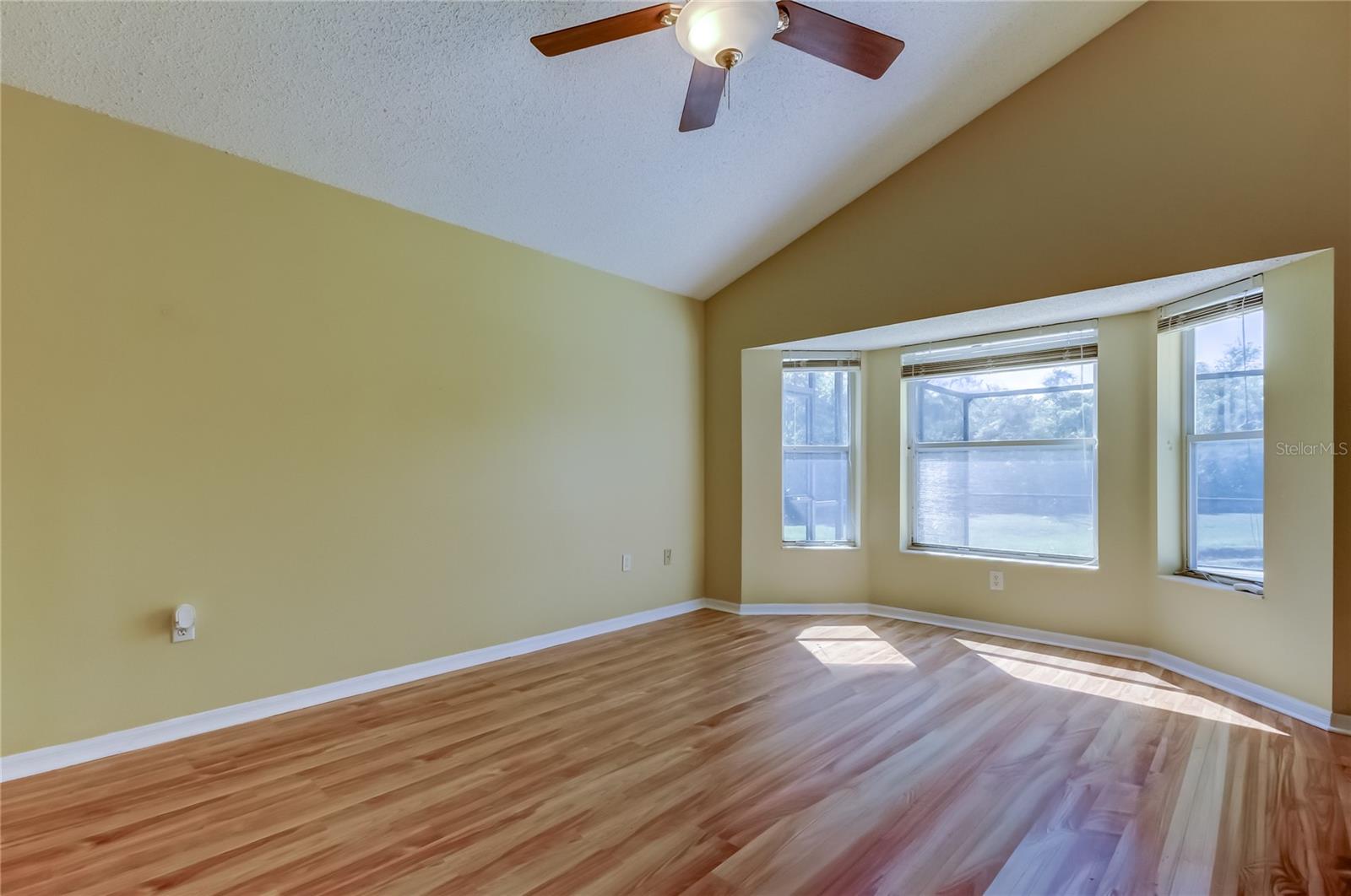 Listing photo id 32 for 10002 Oasis Palm Drive