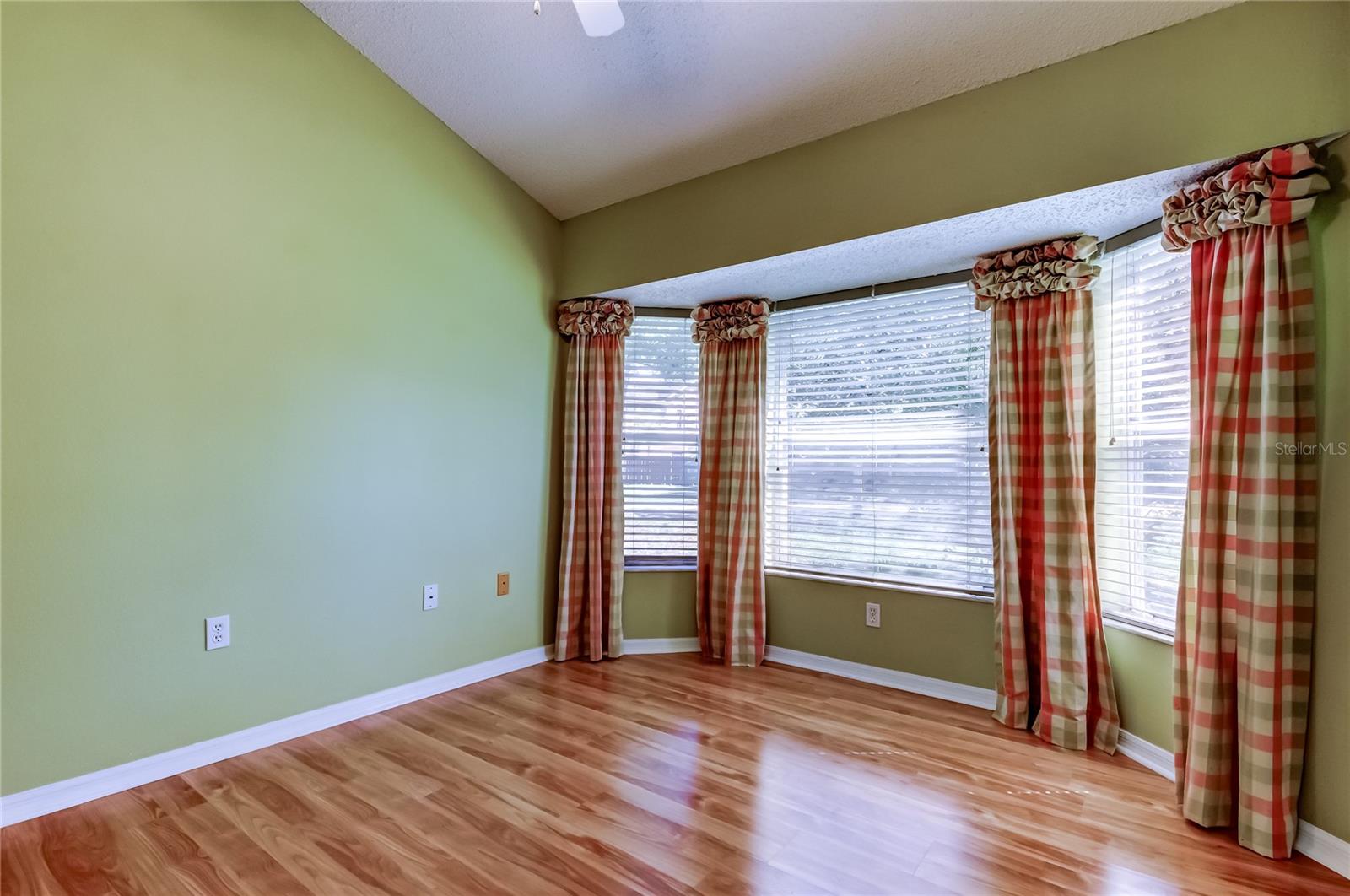 Listing photo id 48 for 10002 Oasis Palm Drive