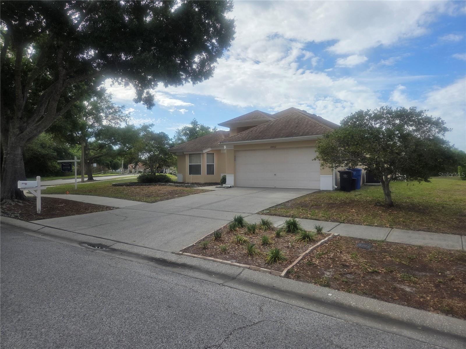 Listing photo id 69 for 10002 Oasis Palm Drive