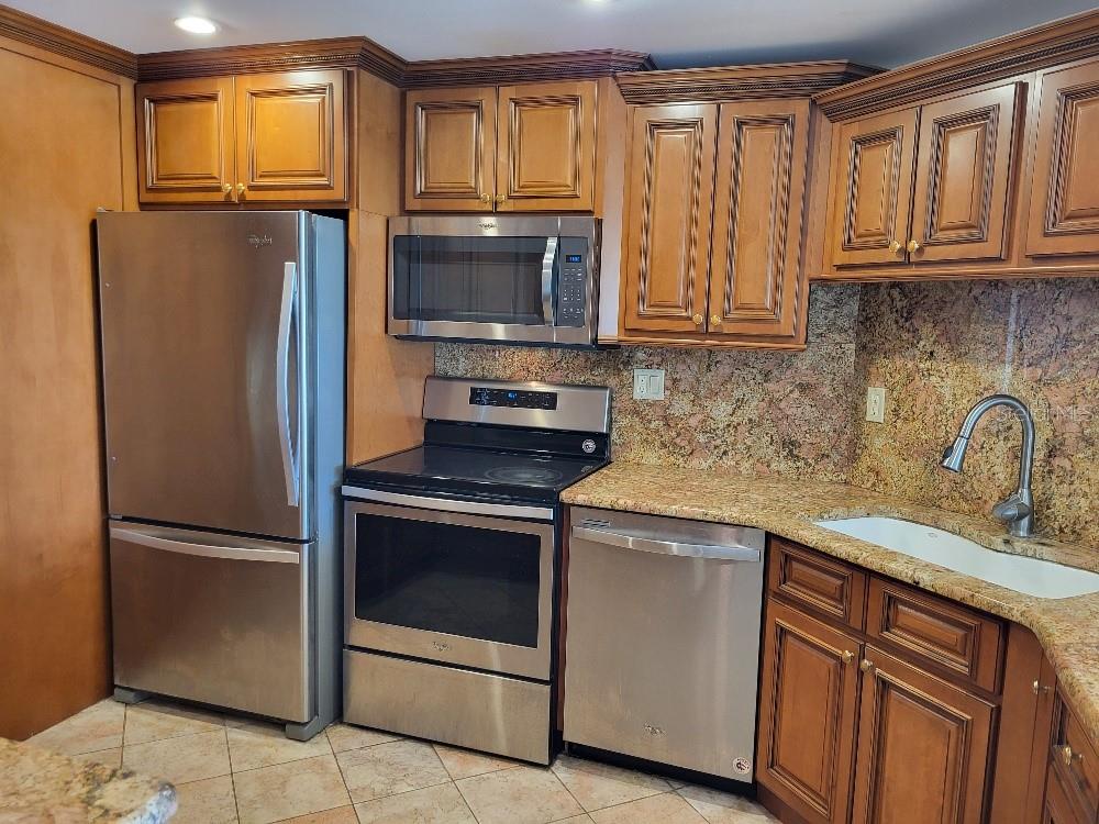 Image 4 of 15 For 7400 Sun Island Drive S 205