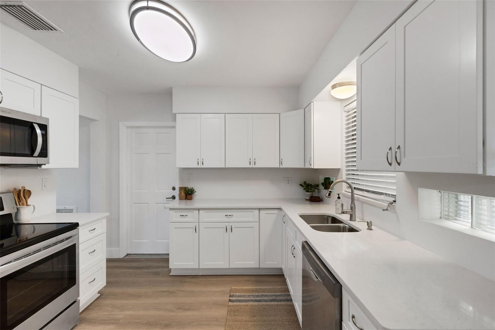 Image 14 of 62 For 7912 Garden Drive N