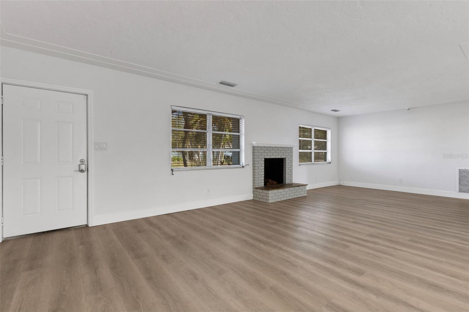 Image 7 of 62 For 7912 Garden Drive N