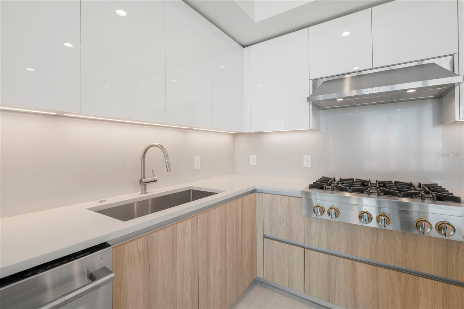 Image 9 of 63 For 400 Central Avenue 1709