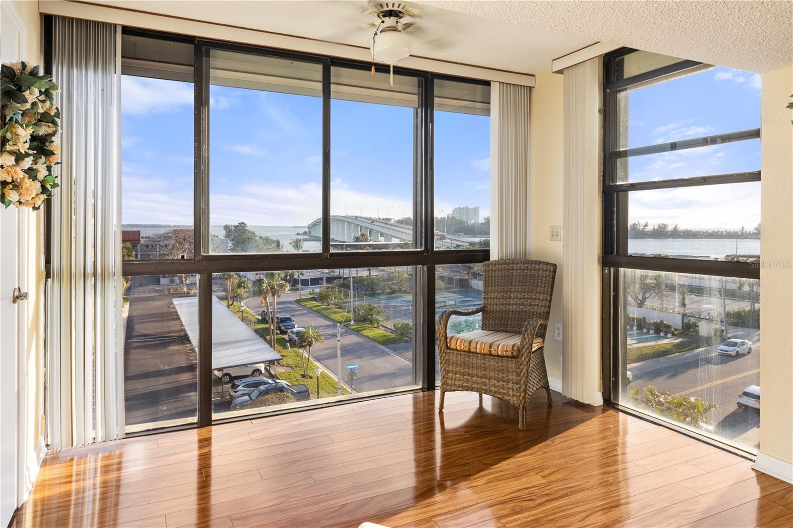 Image 18 of 39 For 830 Gulfview Boulevard 501