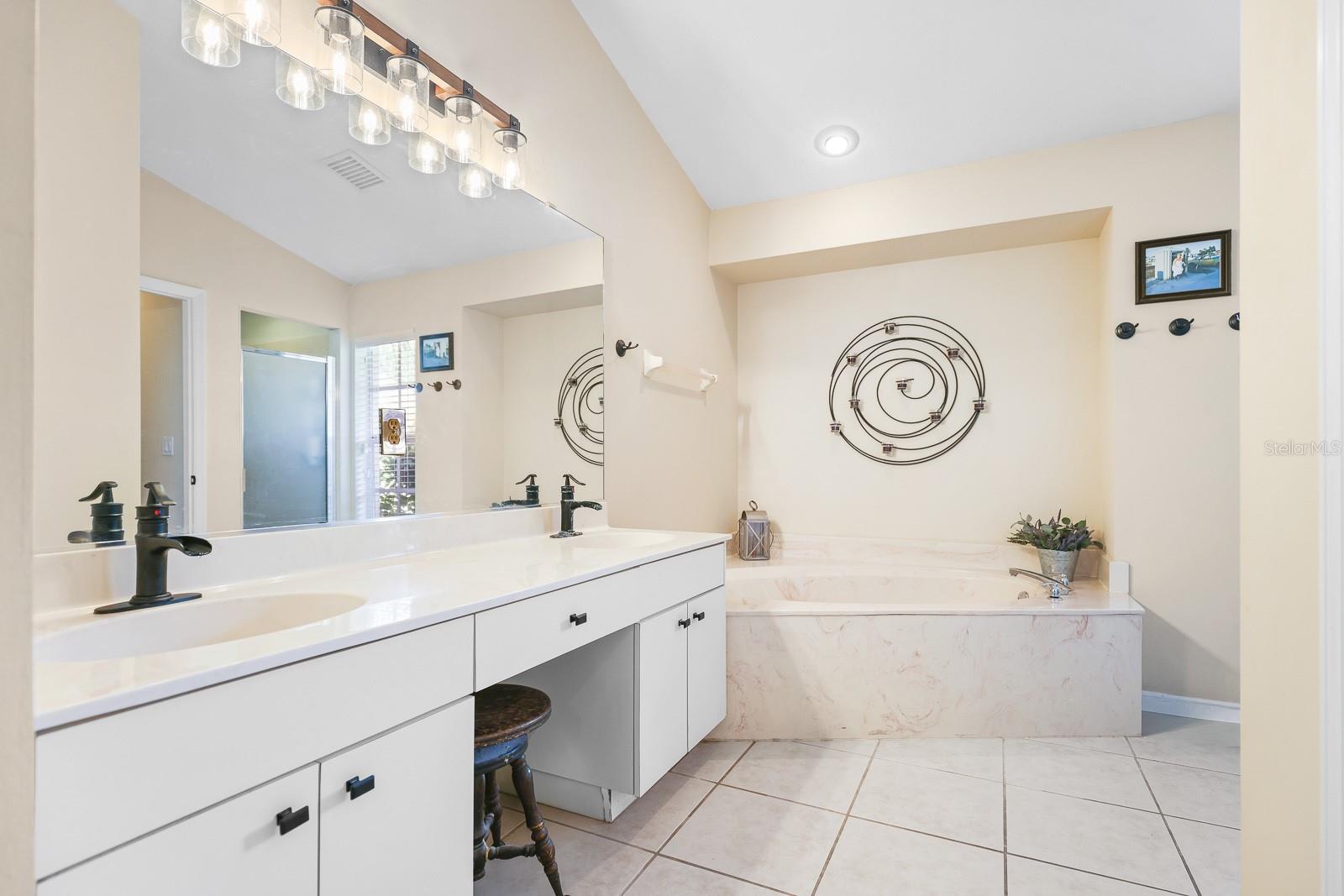 Listing photo id 15 for 3202 Kilmer Drive