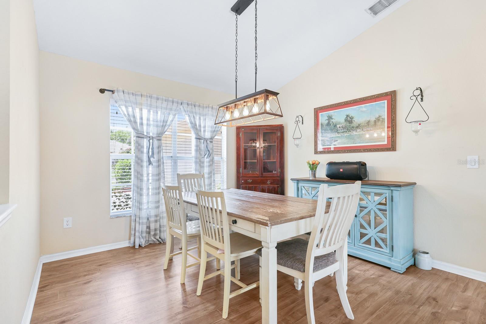 Listing photo id 2 for 3202 Kilmer Drive