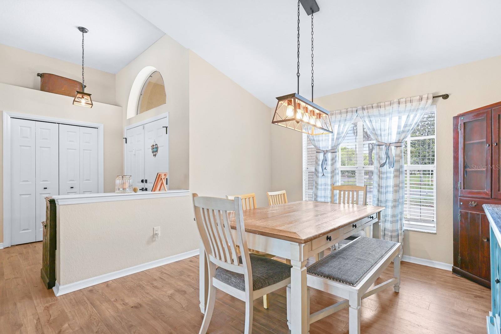 Listing photo id 3 for 3202 Kilmer Drive