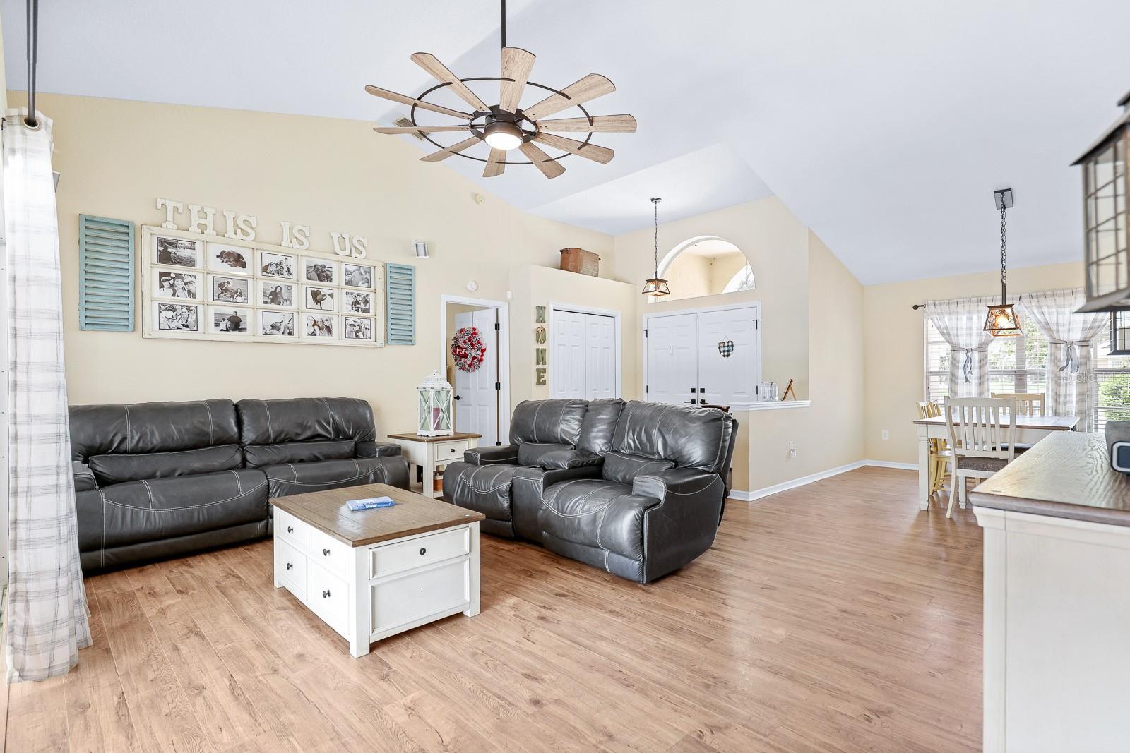 Listing photo id 5 for 3202 Kilmer Drive